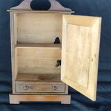 Armoire de poupée