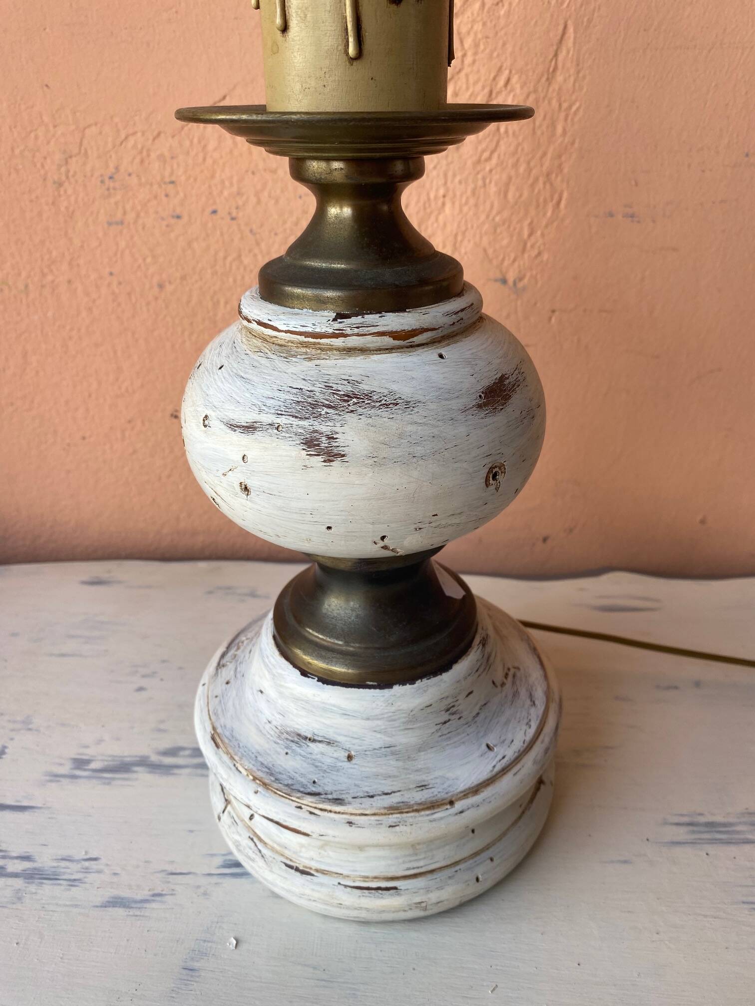 Round lamp base in white patina wood and brass