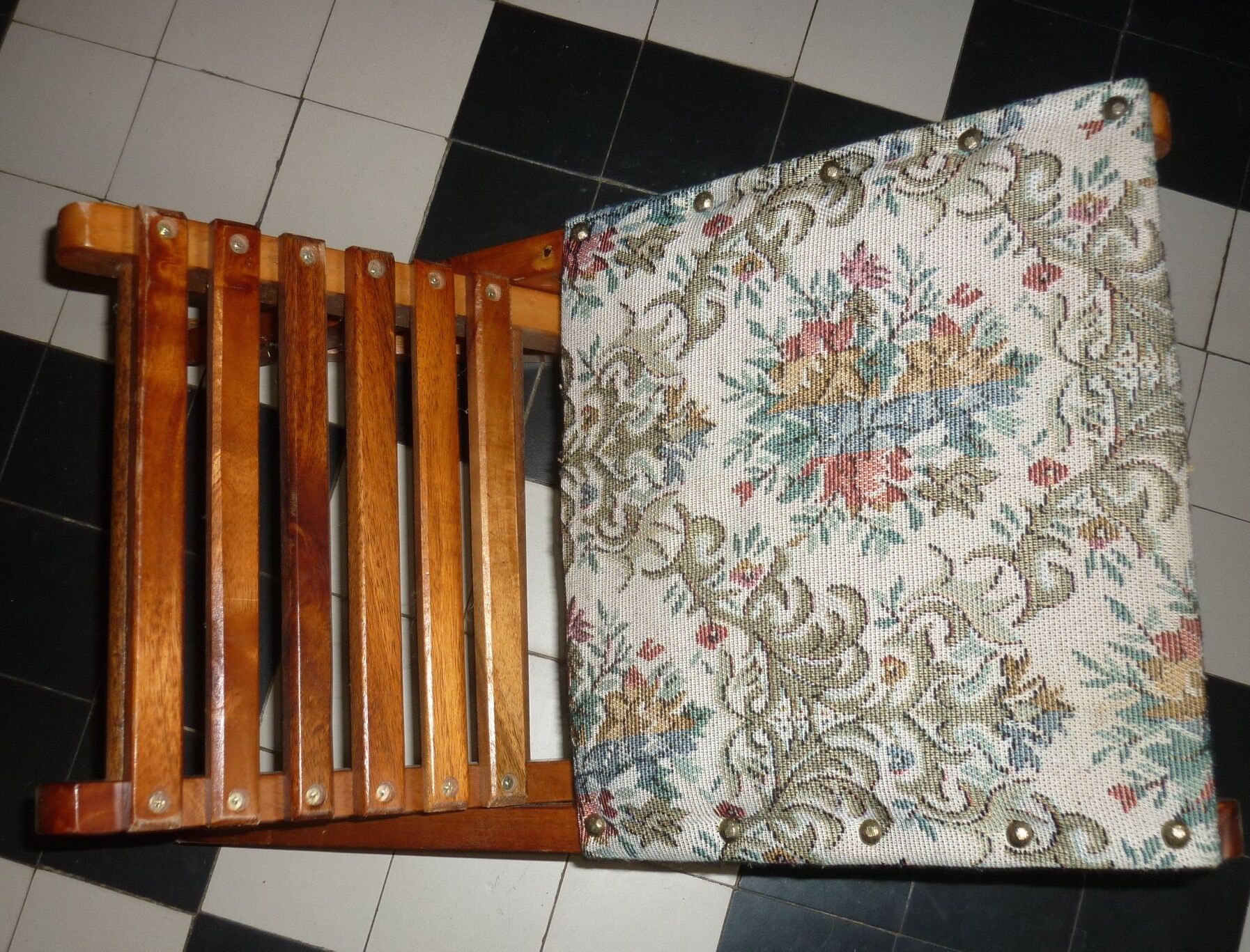 Rests wooden feet and folding tapestry