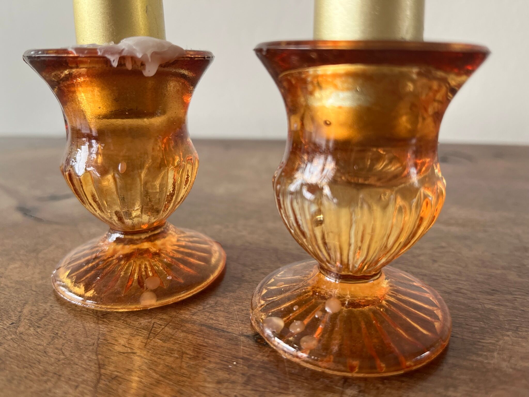 Set of 2 glass candle holders with candles