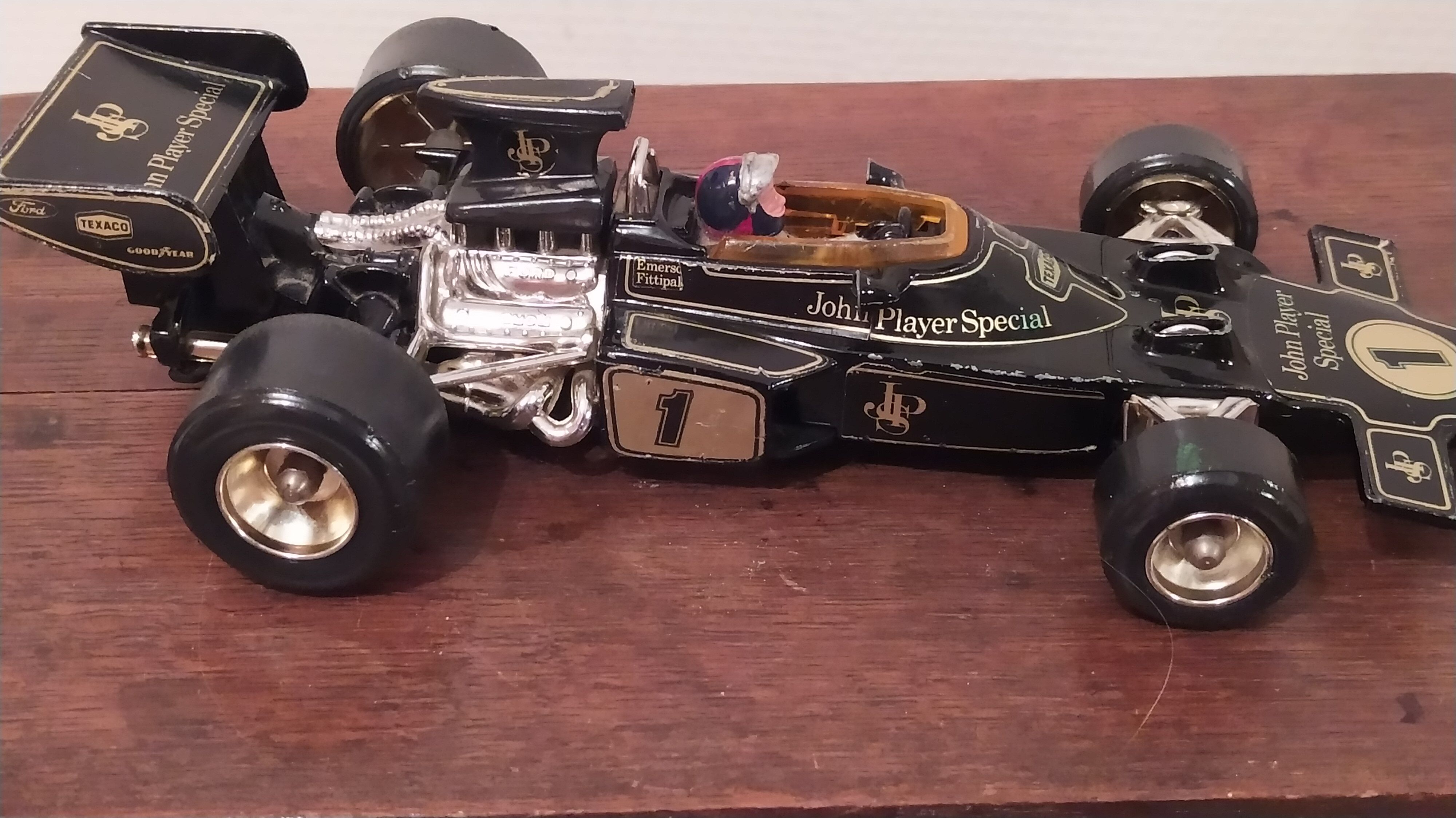 Reduced model corgi john player special f1 1/16