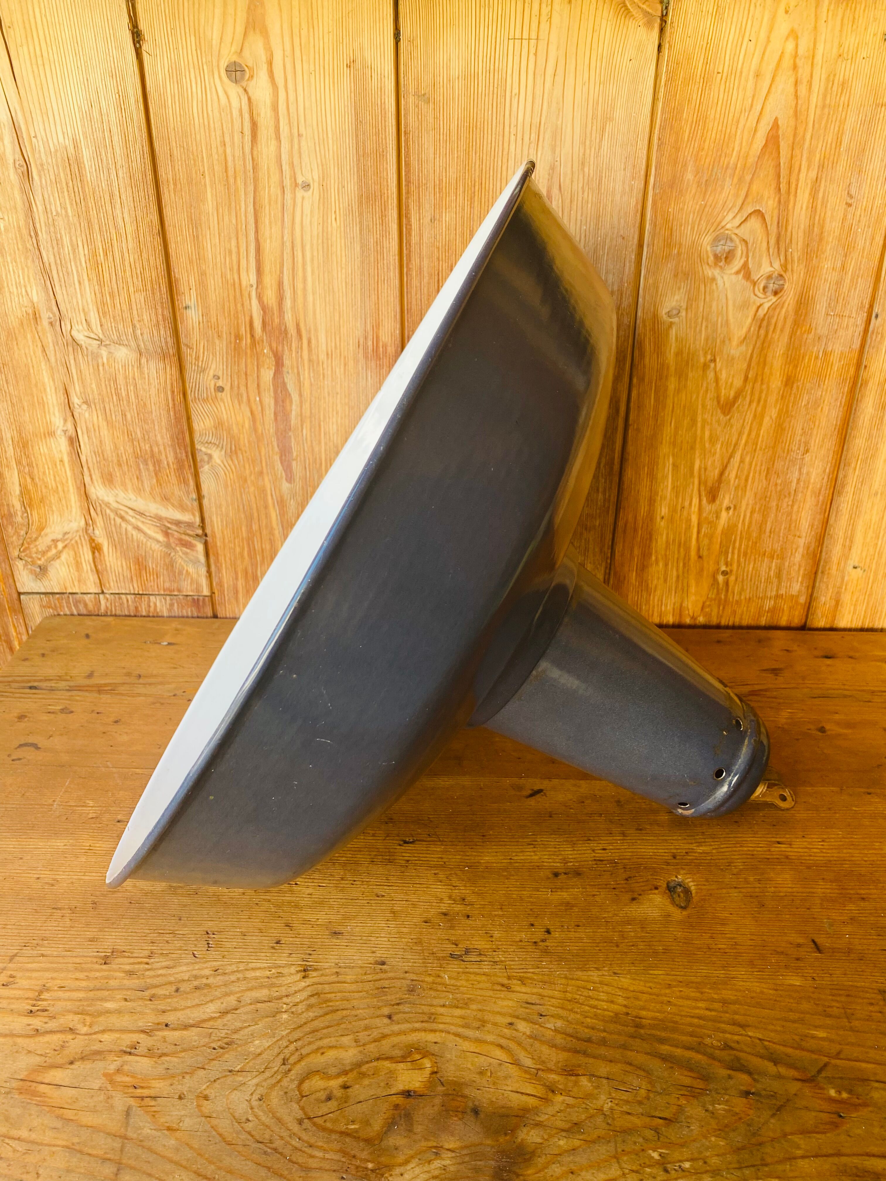 Workshop suspension in blue enamelled sheet metal white interior