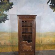 Small oak display cabinet with one door.