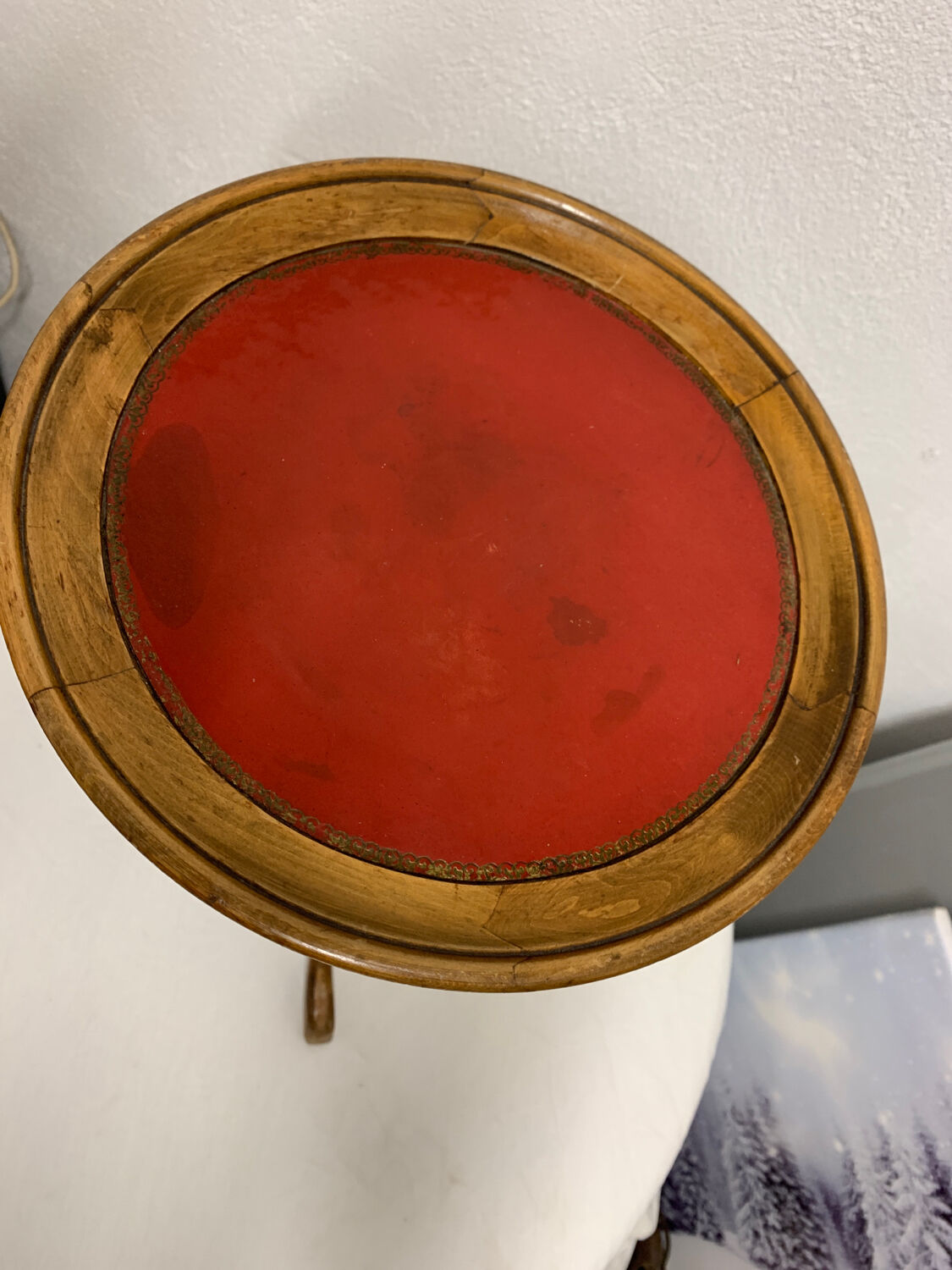 Gueridon tripode avec plateau en cuir