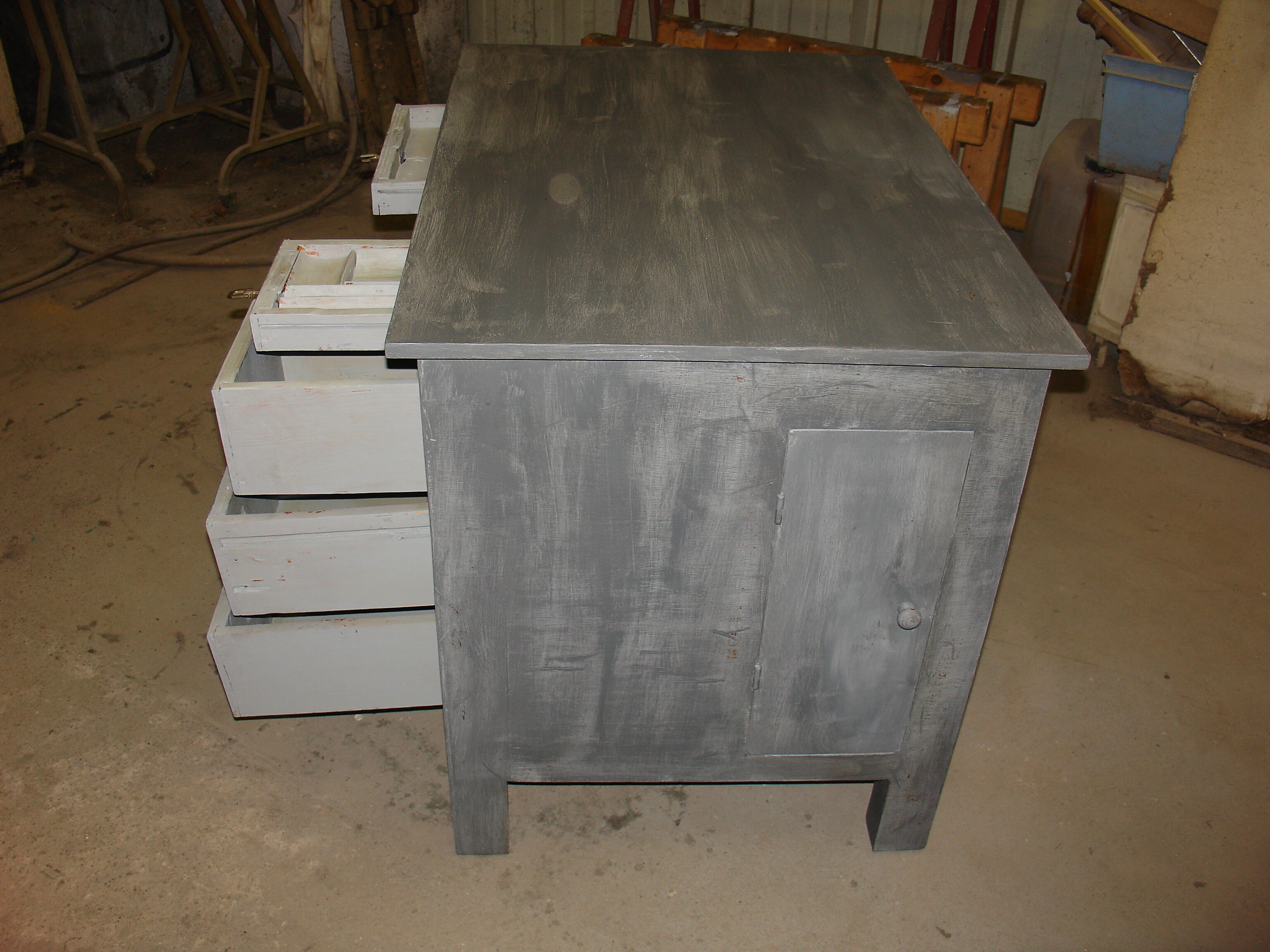 Bureau peint en gris patiné et vernis mat vers 1940