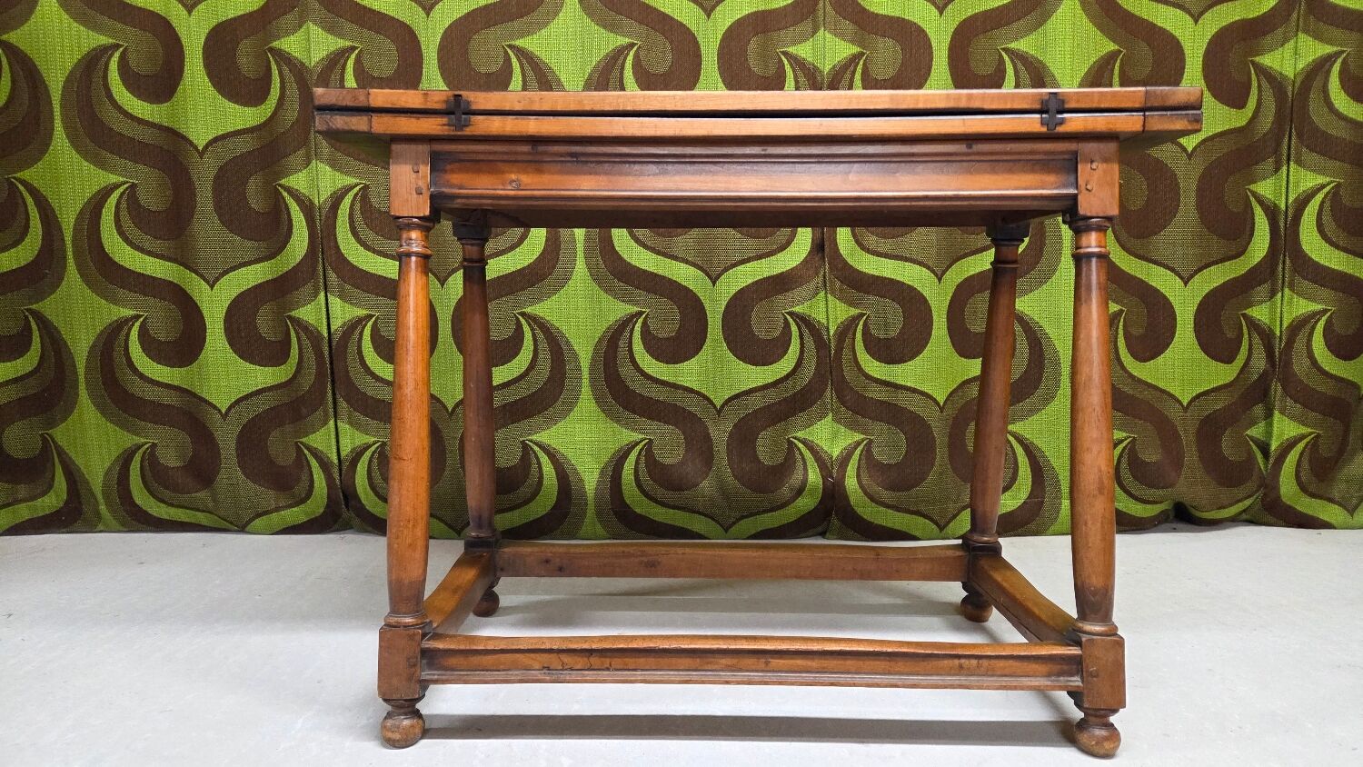 Console table in walnut, 20th century.