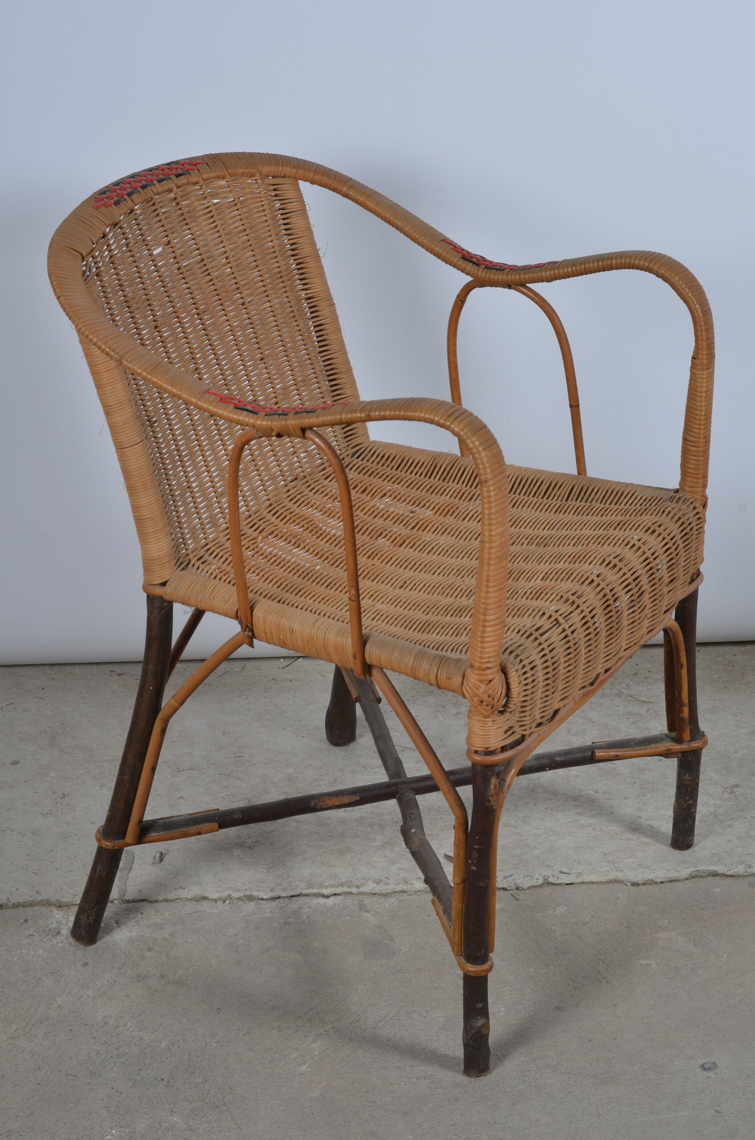 Rattan armchair and adult scoubidou