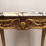 Petite table de style Louis XV en bois doré et plateau de marbre