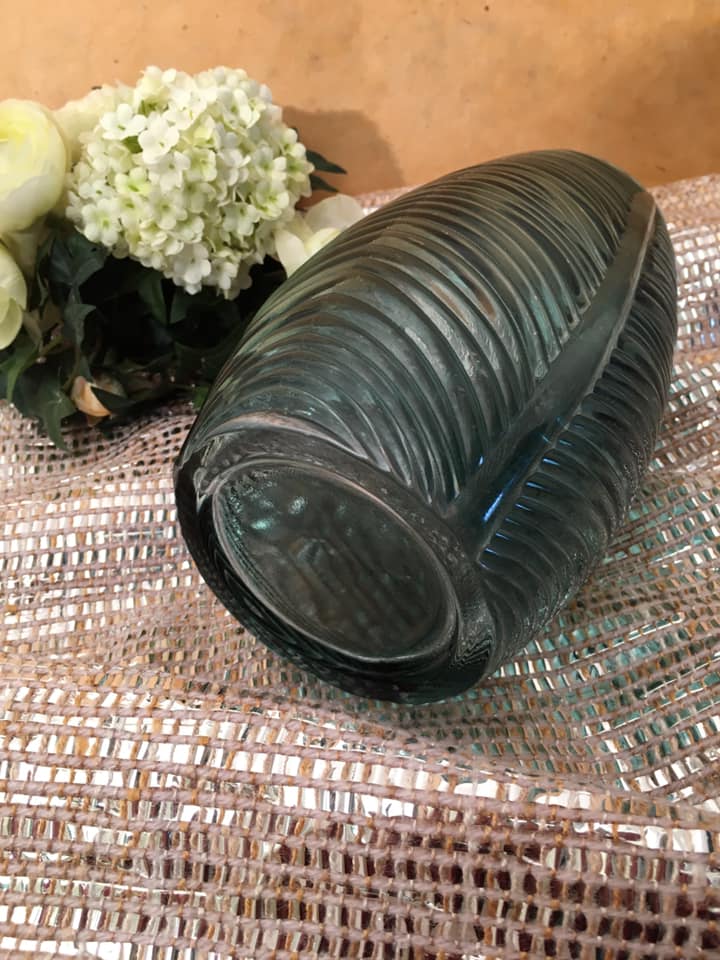 Vase de couleur verte en verre, forme de feuilles