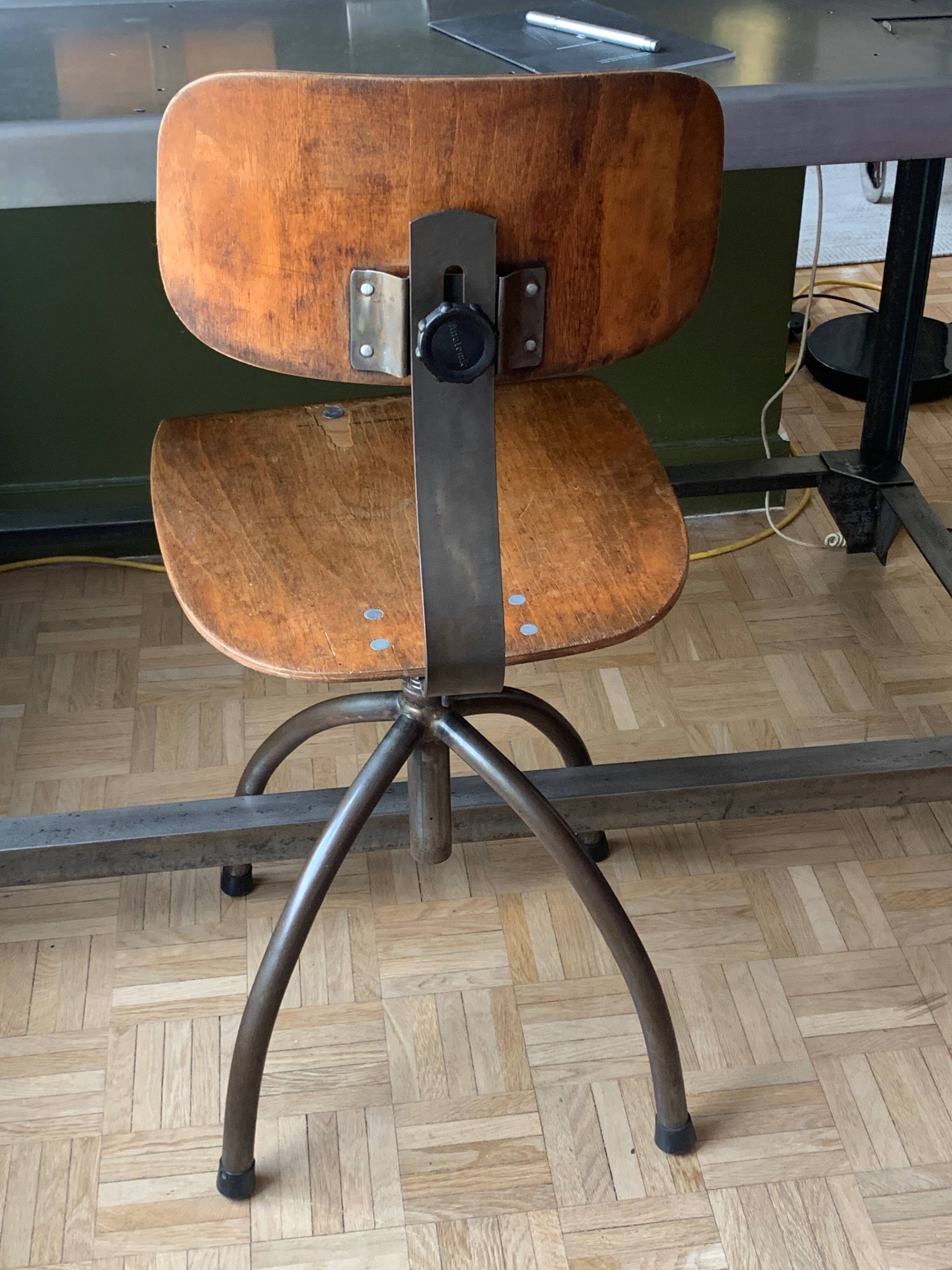 Bureau industriel des poste modifié + lampe Jieldé