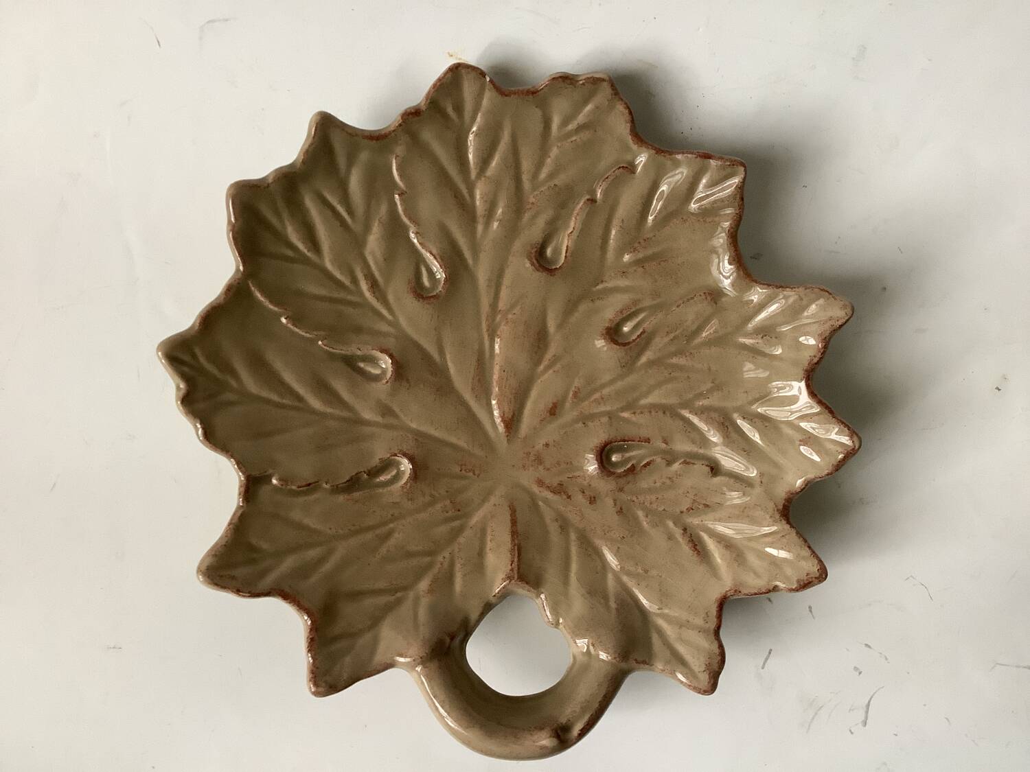 Ceramic leaf pocket emptier