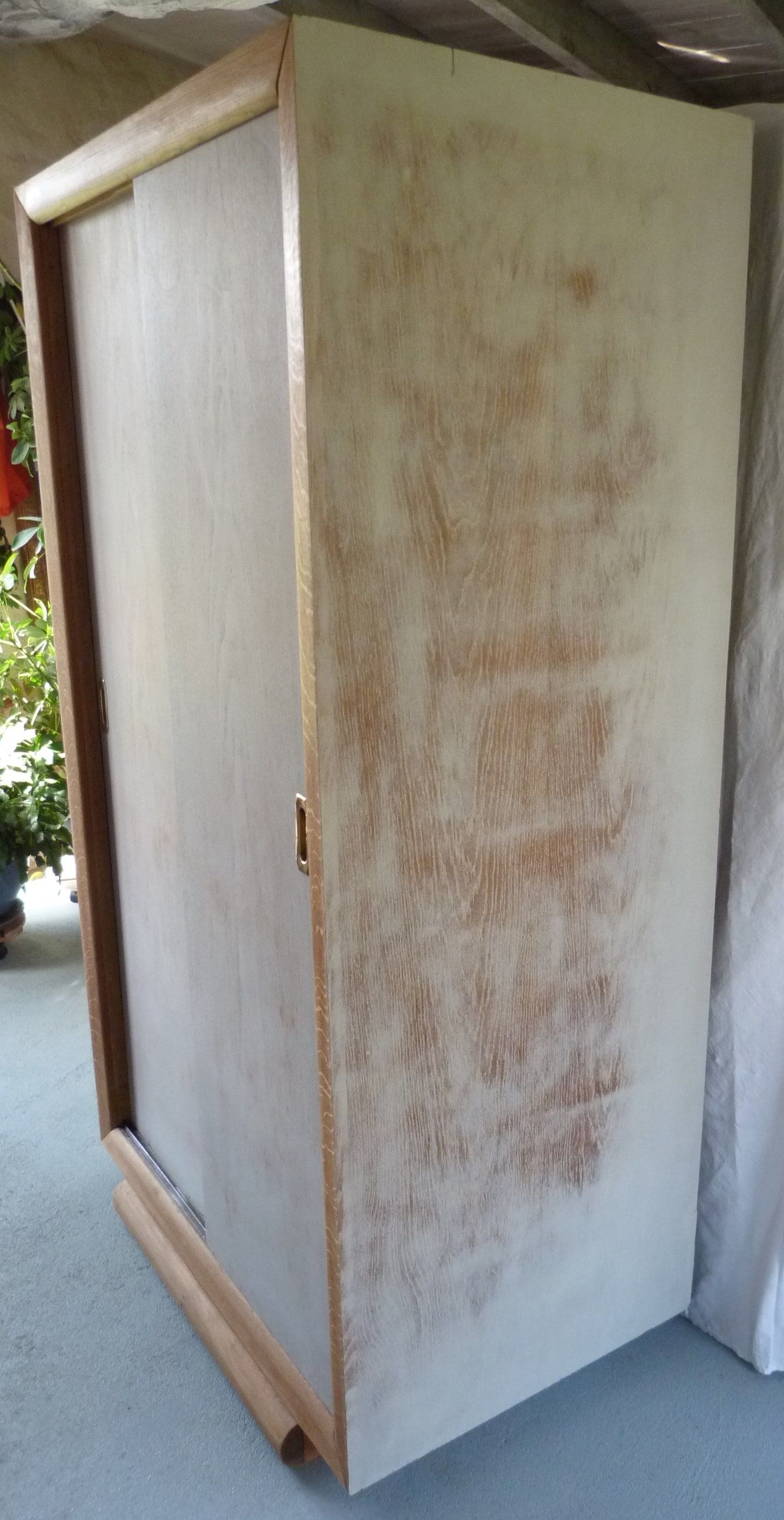 Art deco sliding door cabinet