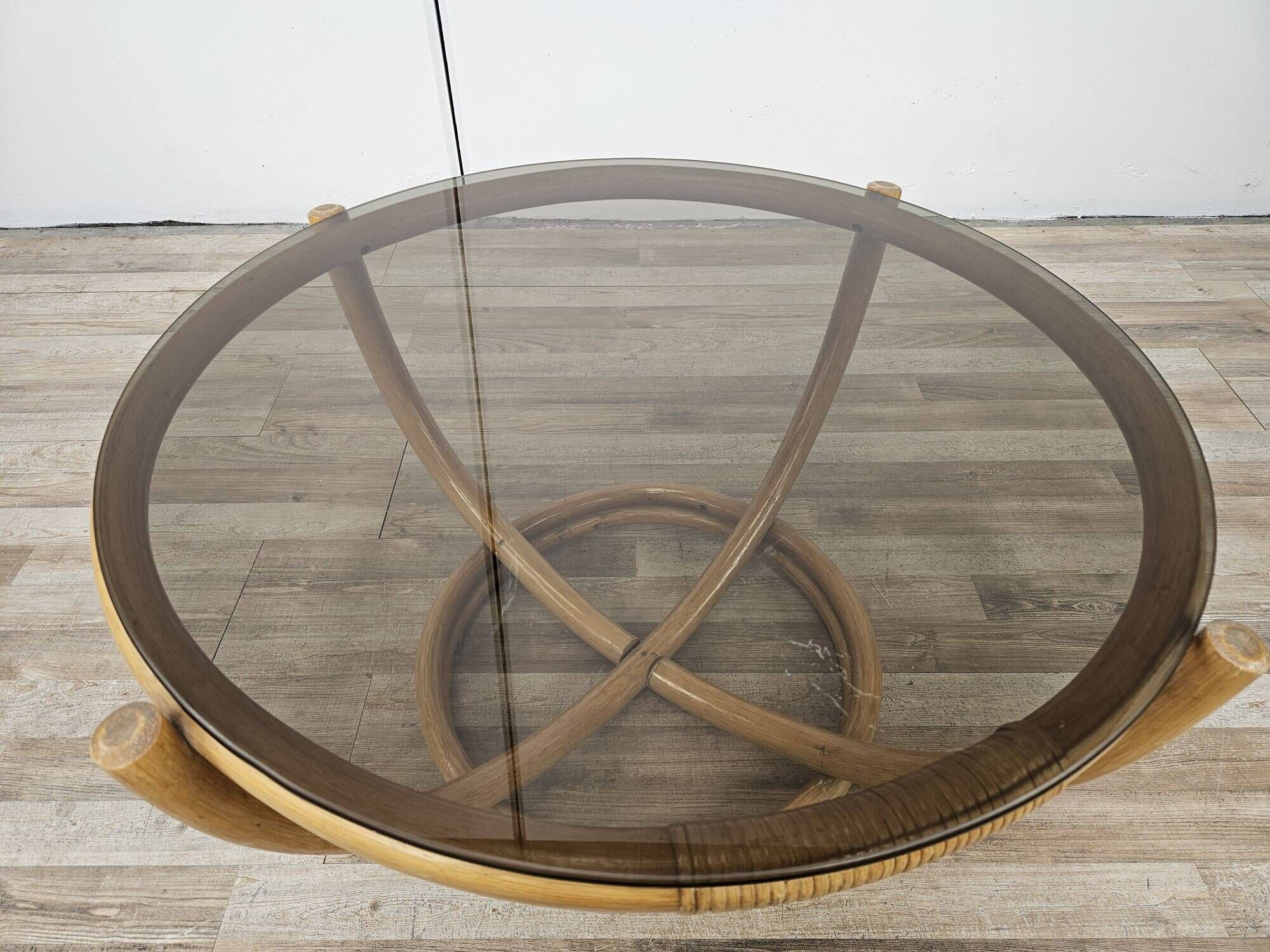 Table basse ronde vintage en bambou et verre fumé