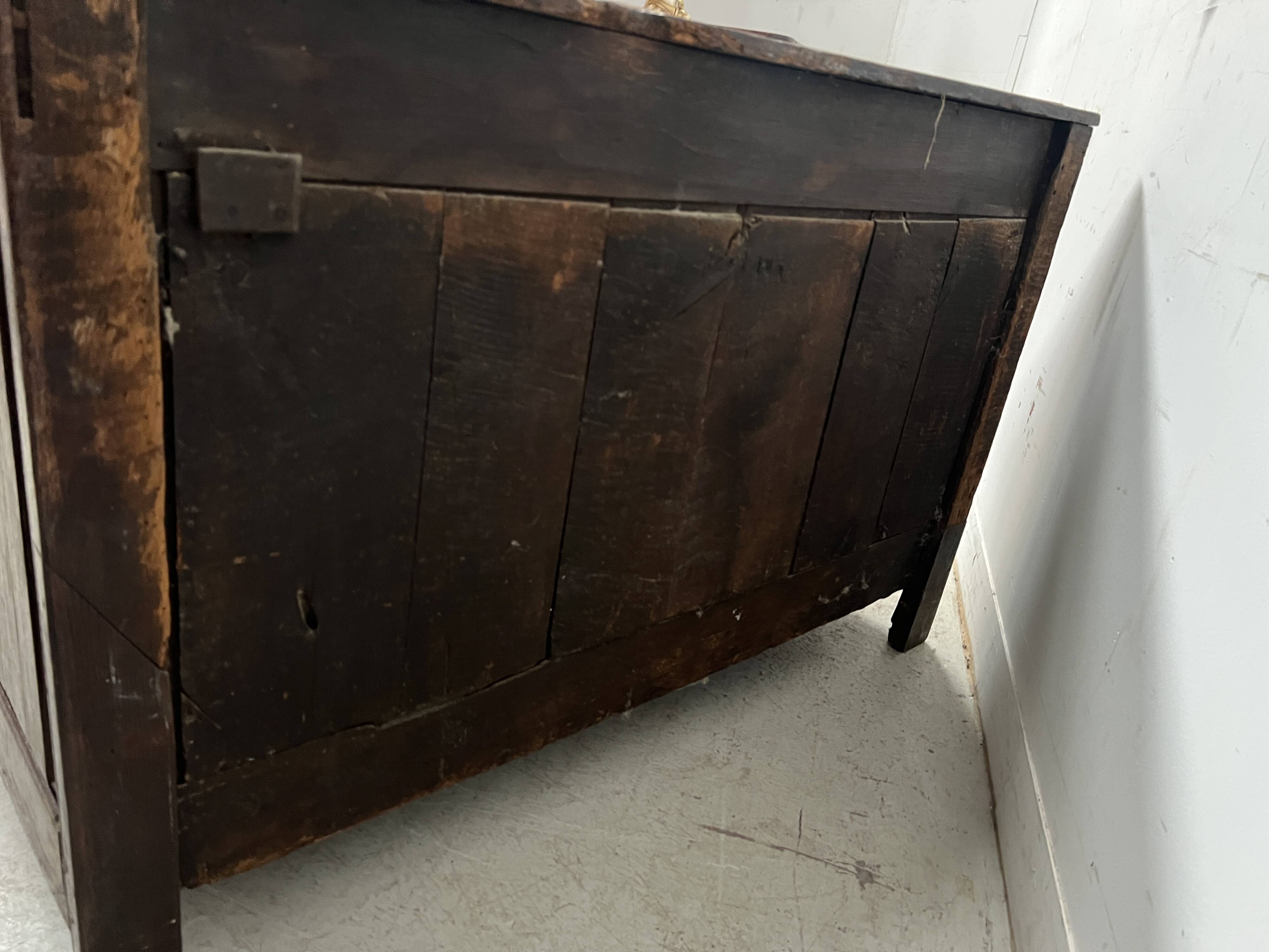 Louis XV chest of drawers in solid oak from the 18th century
