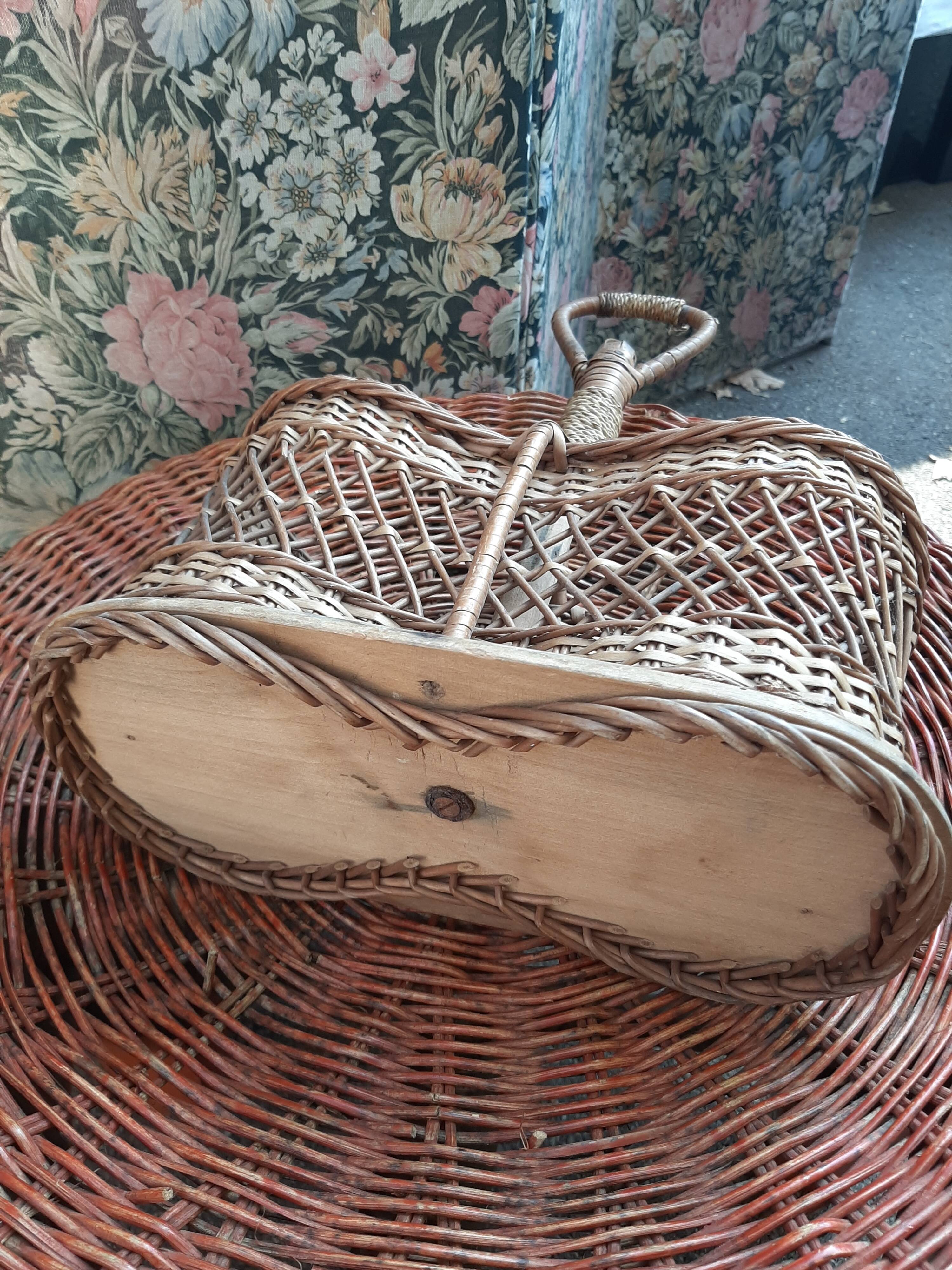 Rattan bottle holder