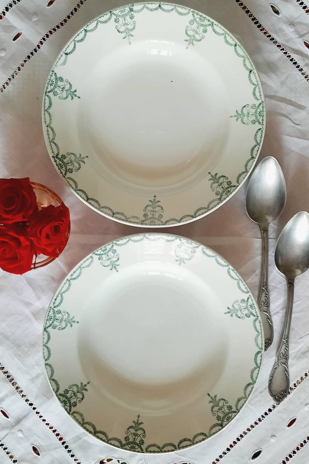 Assiettes creuses anciennes dépareillées en faïence terre de fer accompagnées d'une soupière