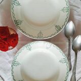 Assiettes creuses anciennes dépareillées en faïence terre de fer accompagnées d'une soupière