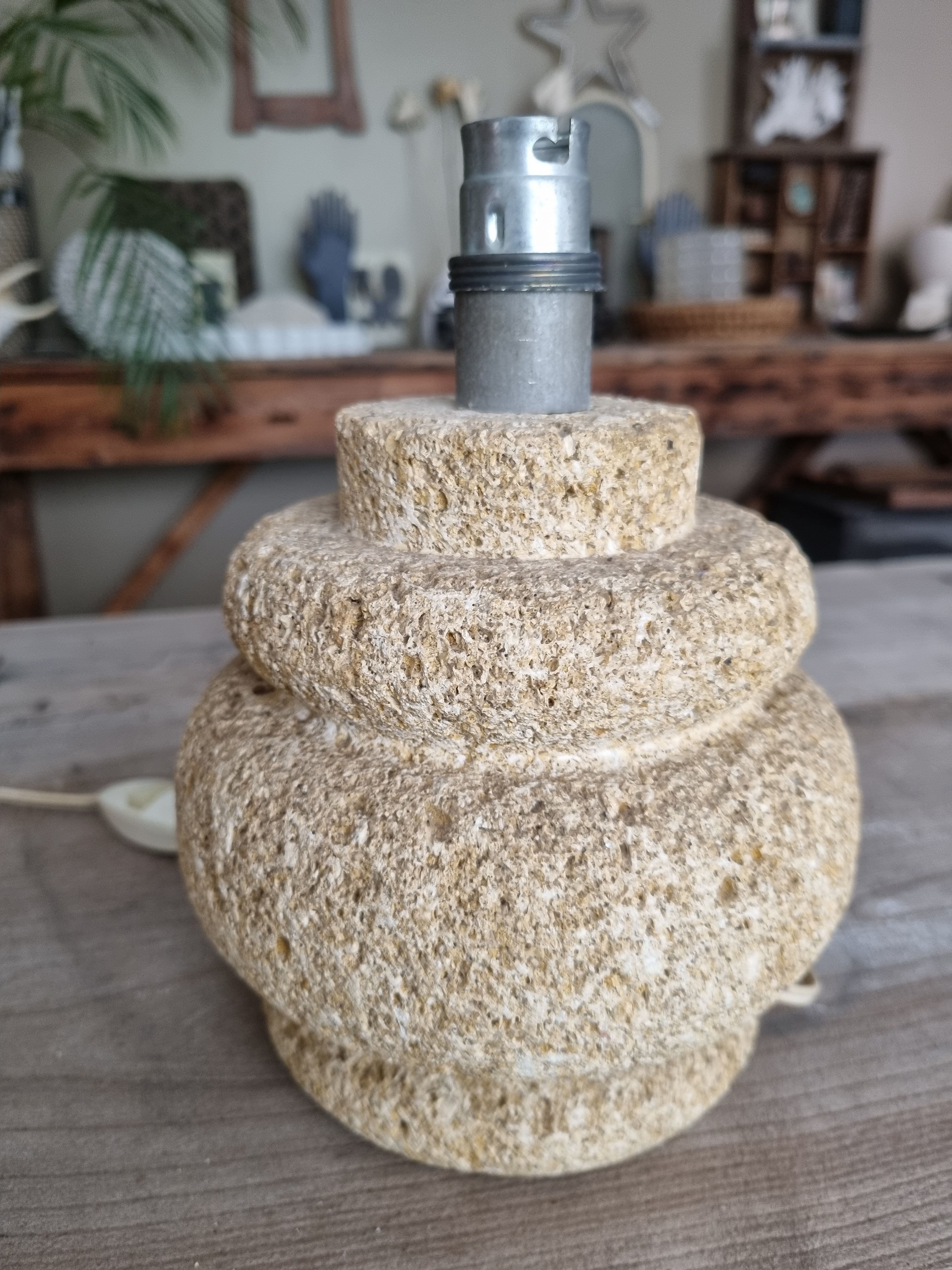 Lampe en pierre du gard