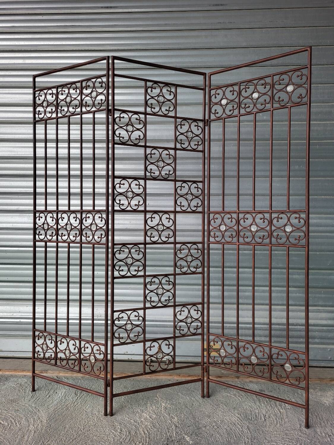 Screen partition wall made of glass and wrought iron