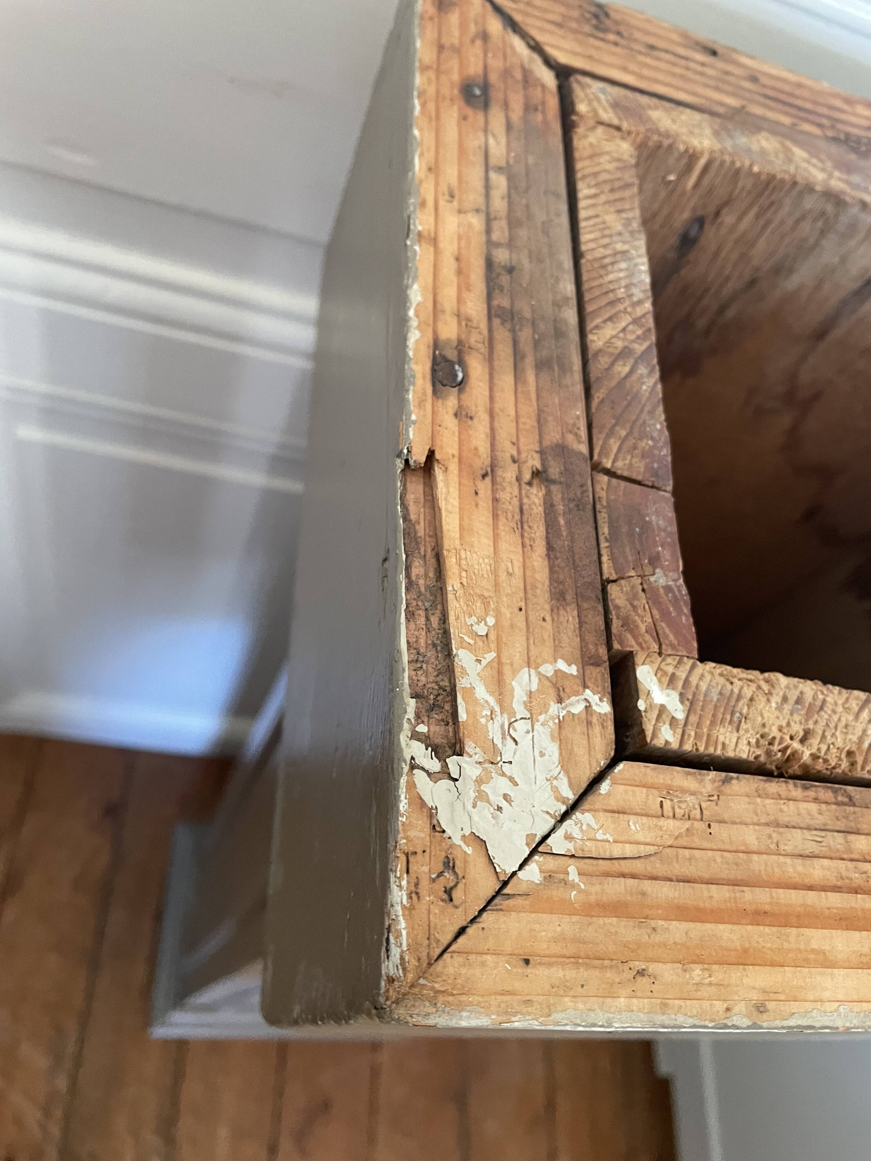Colonne en bois peint