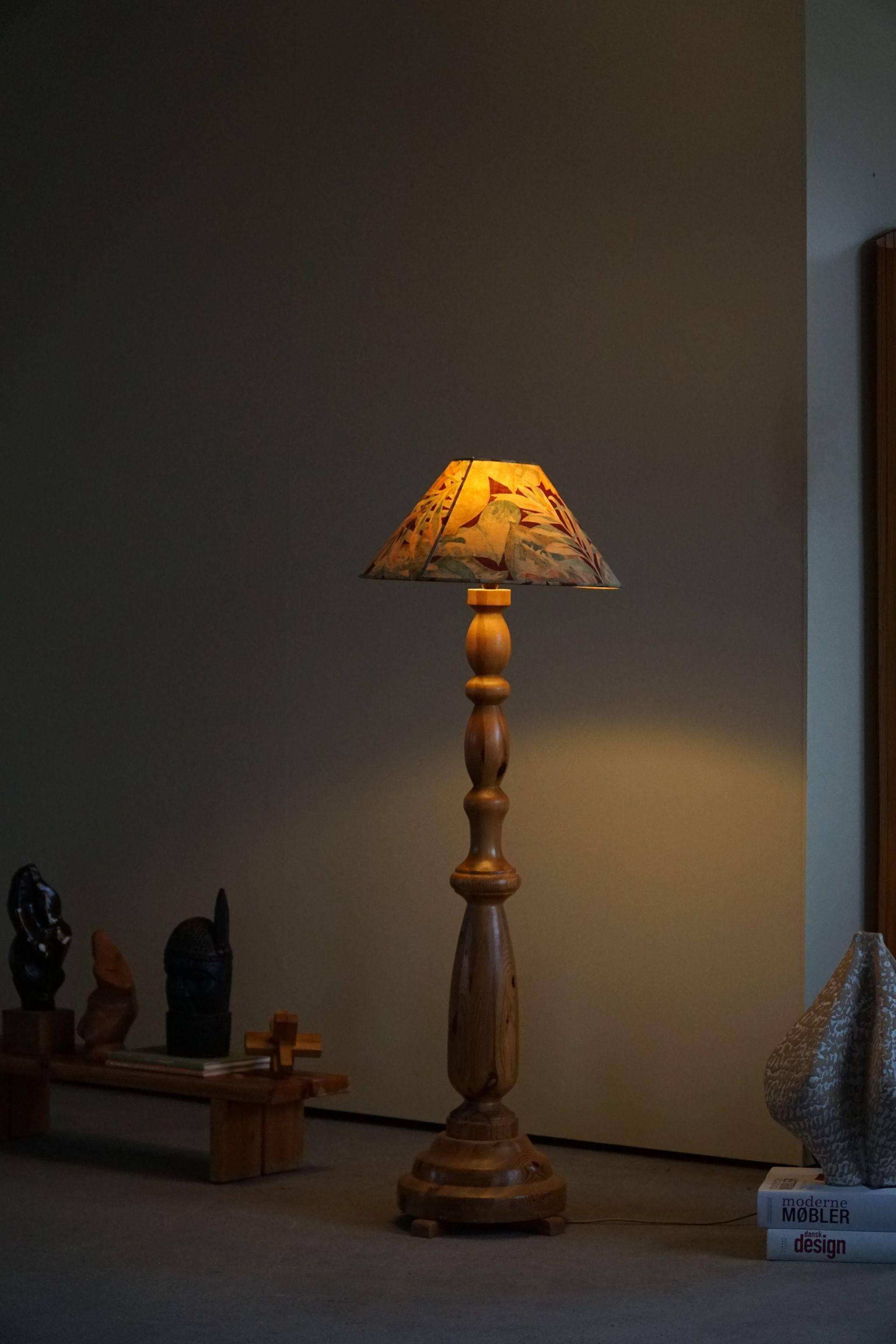 Mid-century sculptural Scandinavian floor lamp in solid pine, 1970.