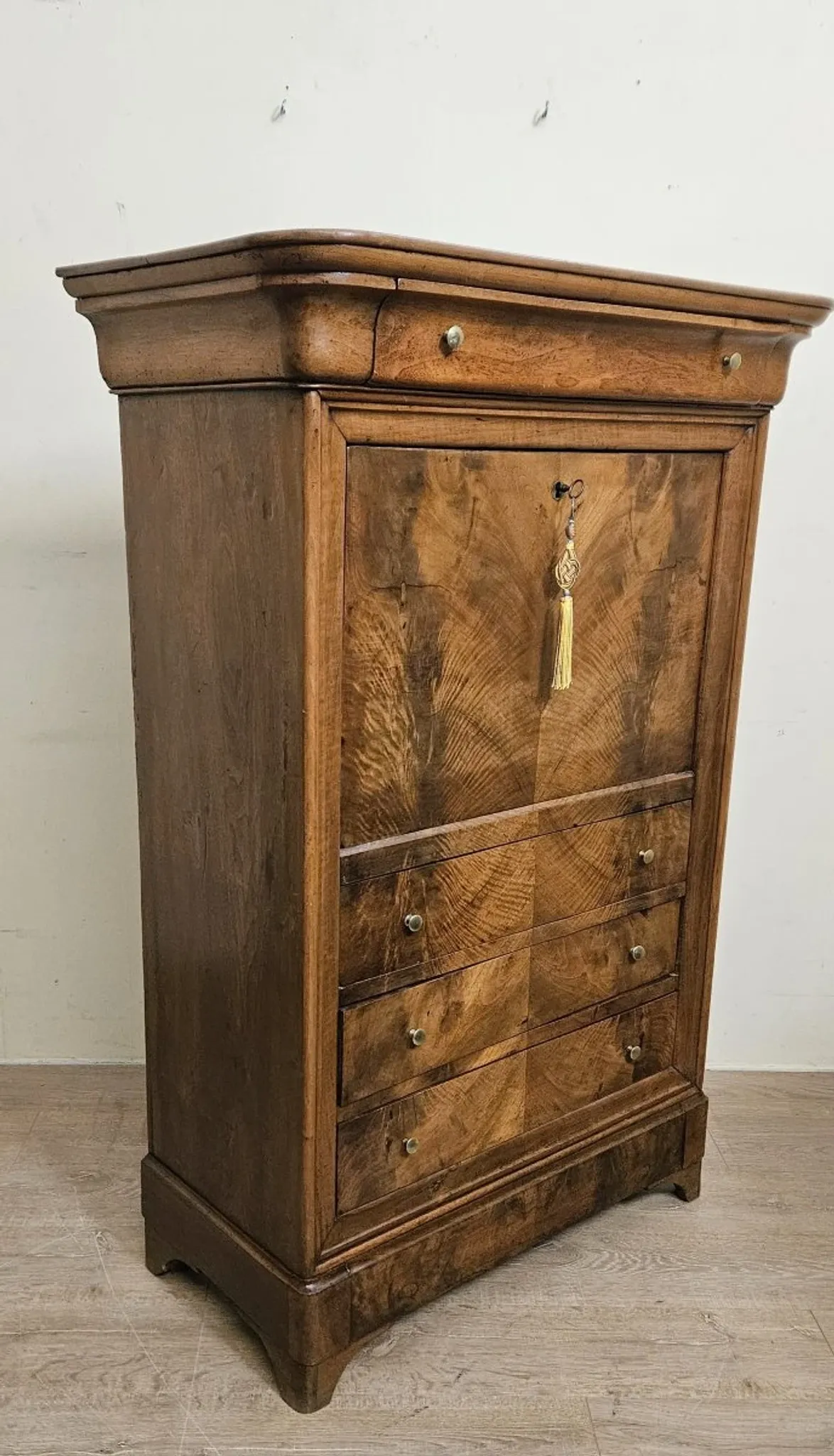 Secretary from the Louis Philippe era – a dozen – in walnut – 19th century