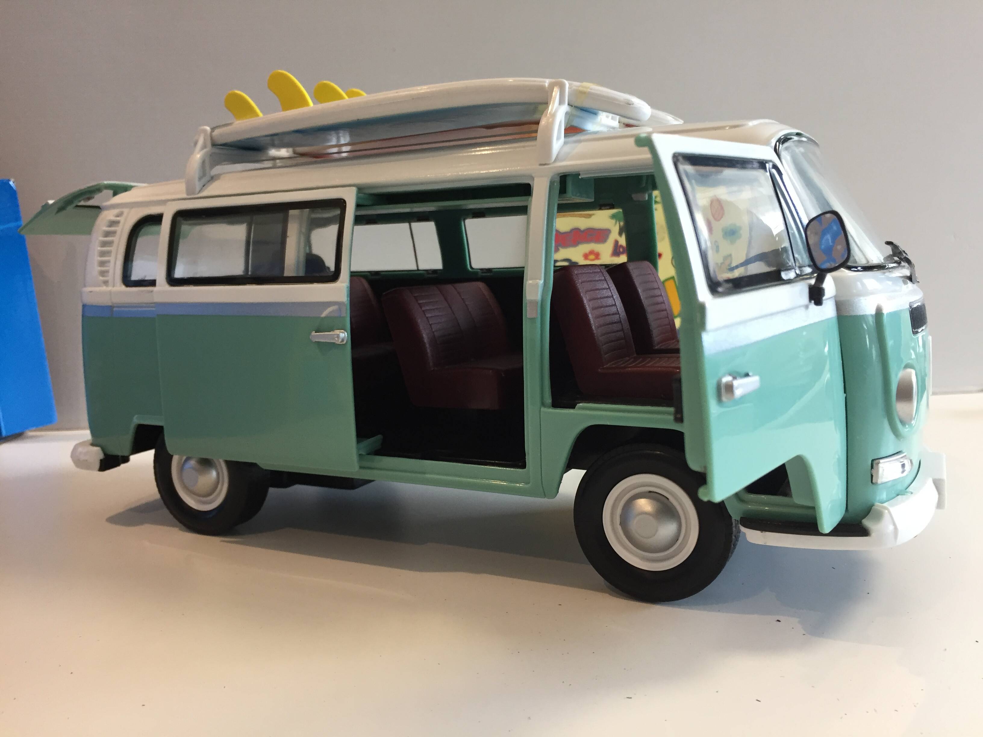 Collector Combi VolksWagen Surfer Van Bus Campervan Type 2 Scale 1:14 VW