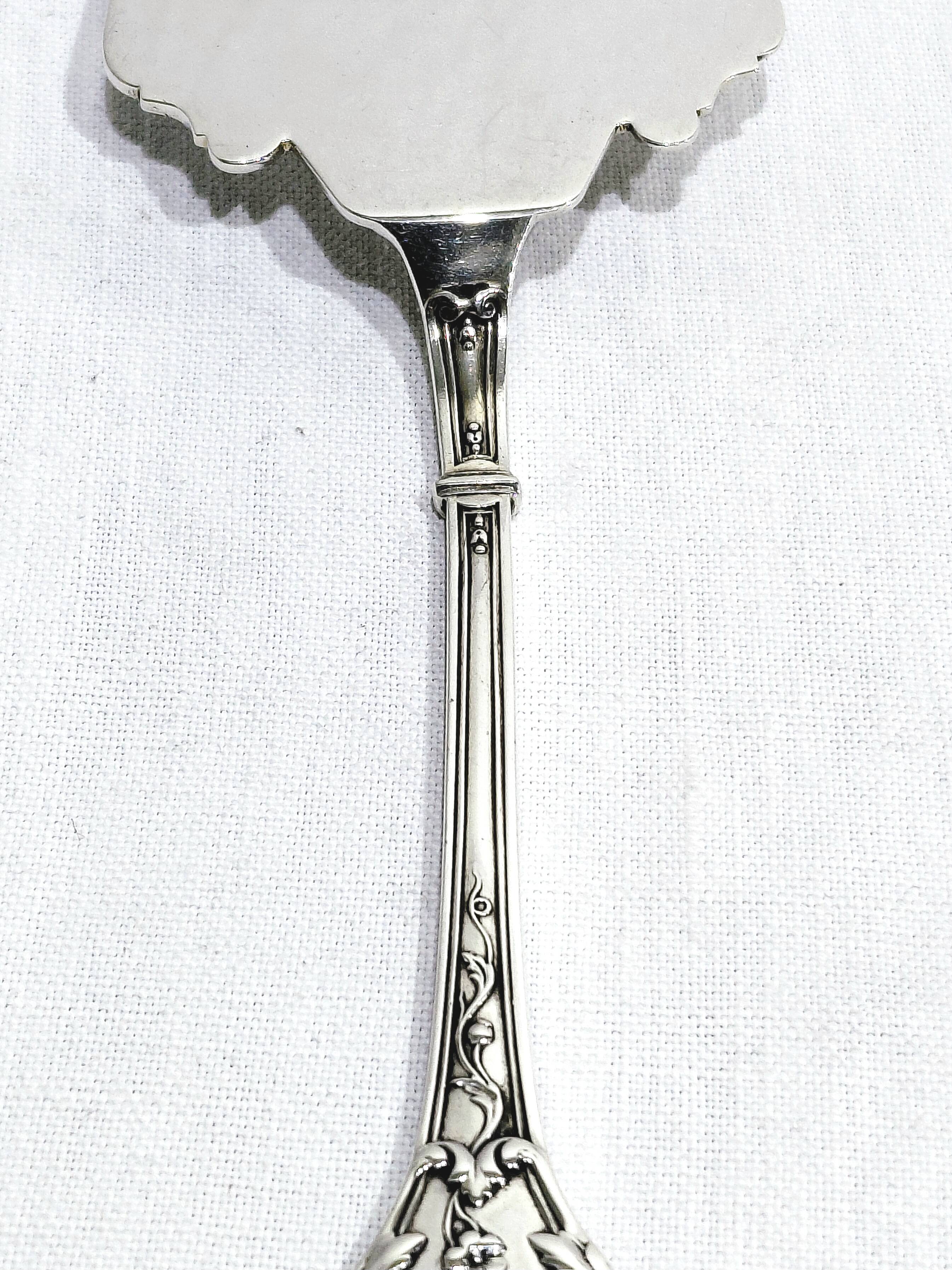 Silver pie server