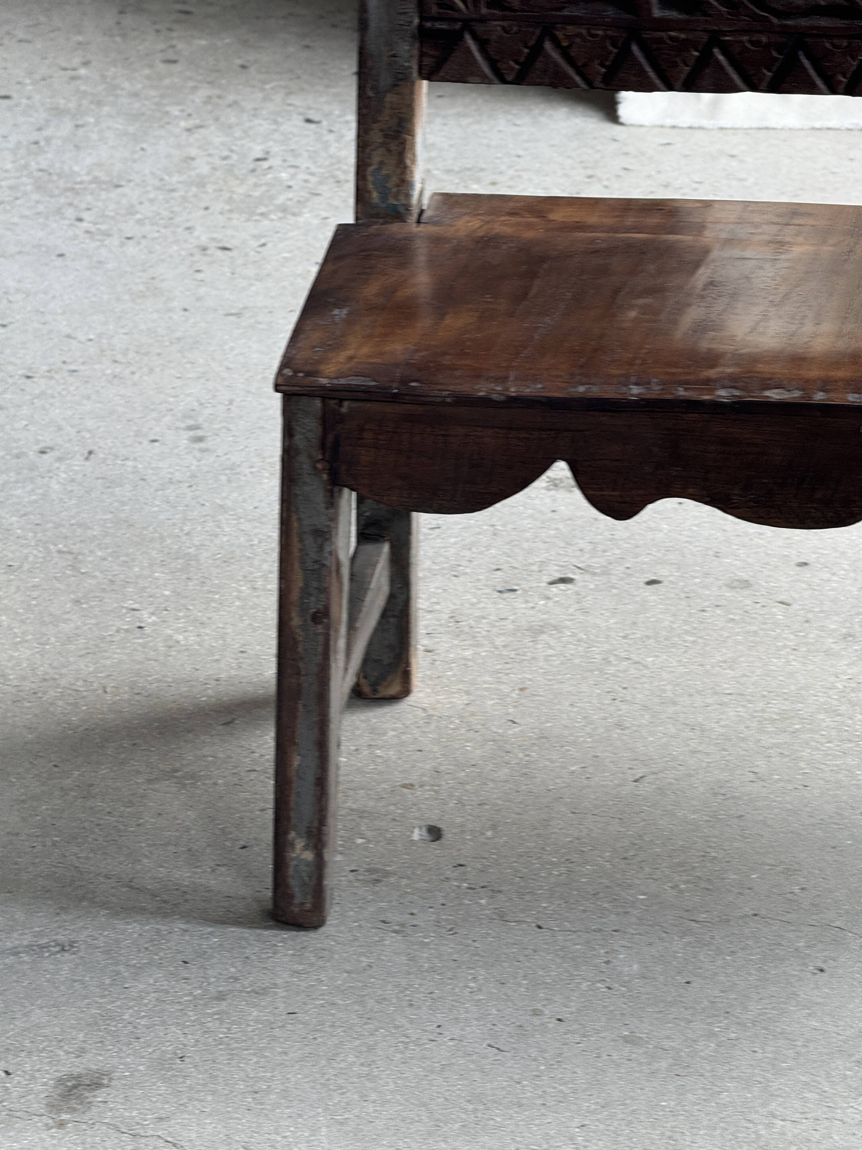 Mini banc à dossier sculpté à motif d'oiseaux stylisés H58 L61