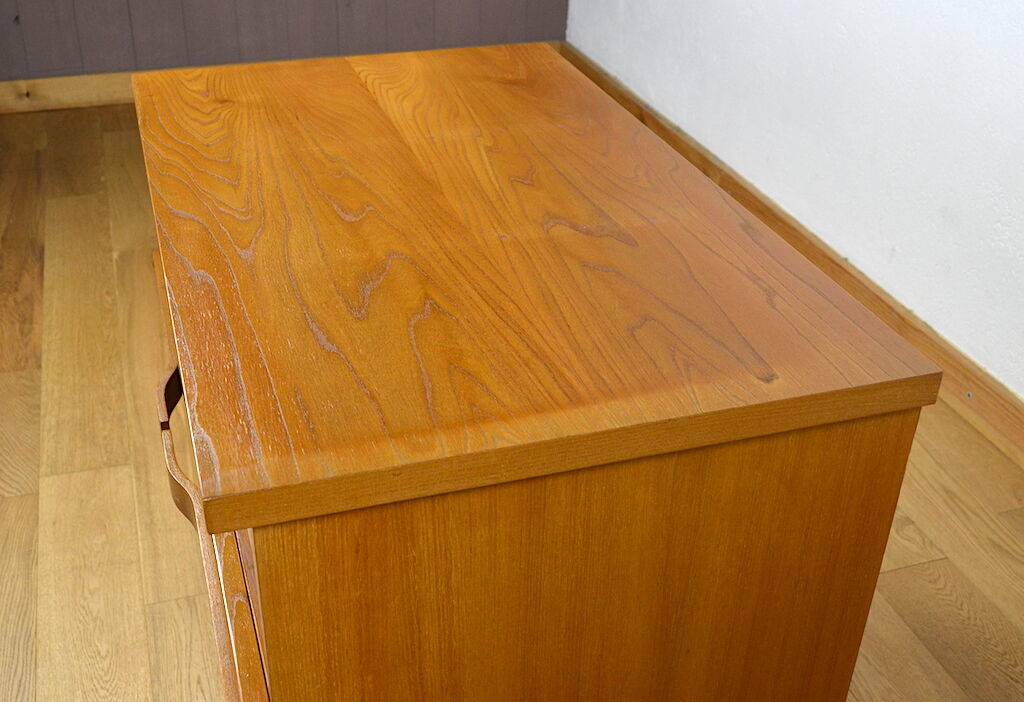 Meuble bas vintage en orme 1970 / 1980