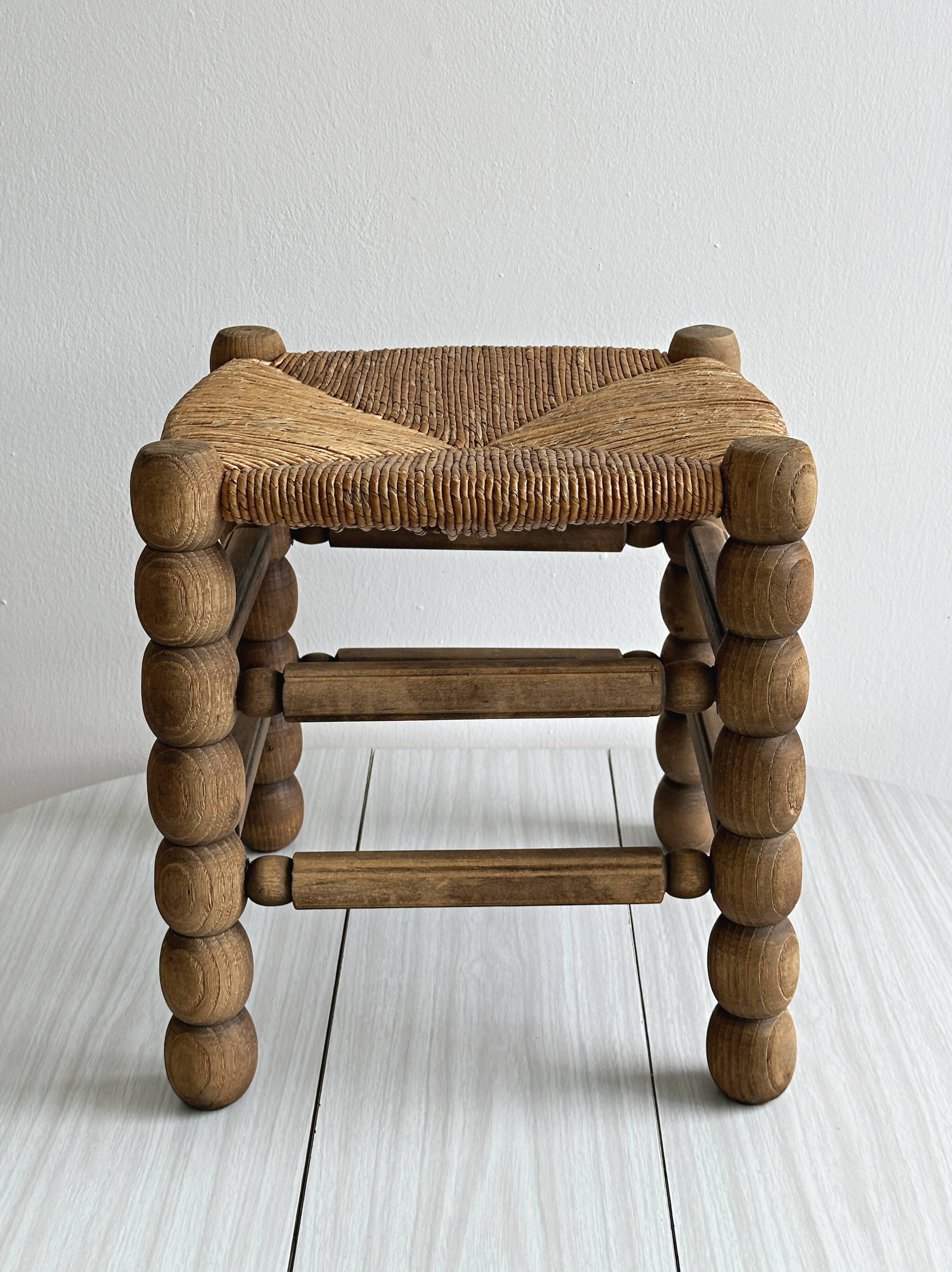 Tabouret ancien en bois et paille tressée