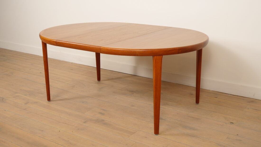 Vintage round dining table | Teak | Extendable | 120–220 cm