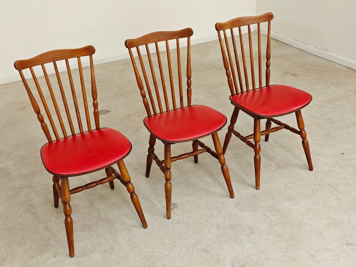 Lot de 3 chaises bois et skaï rougeTacoma par Baumann 1960