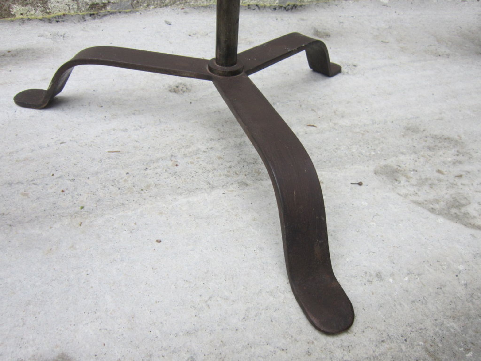Tripode gallows lamp