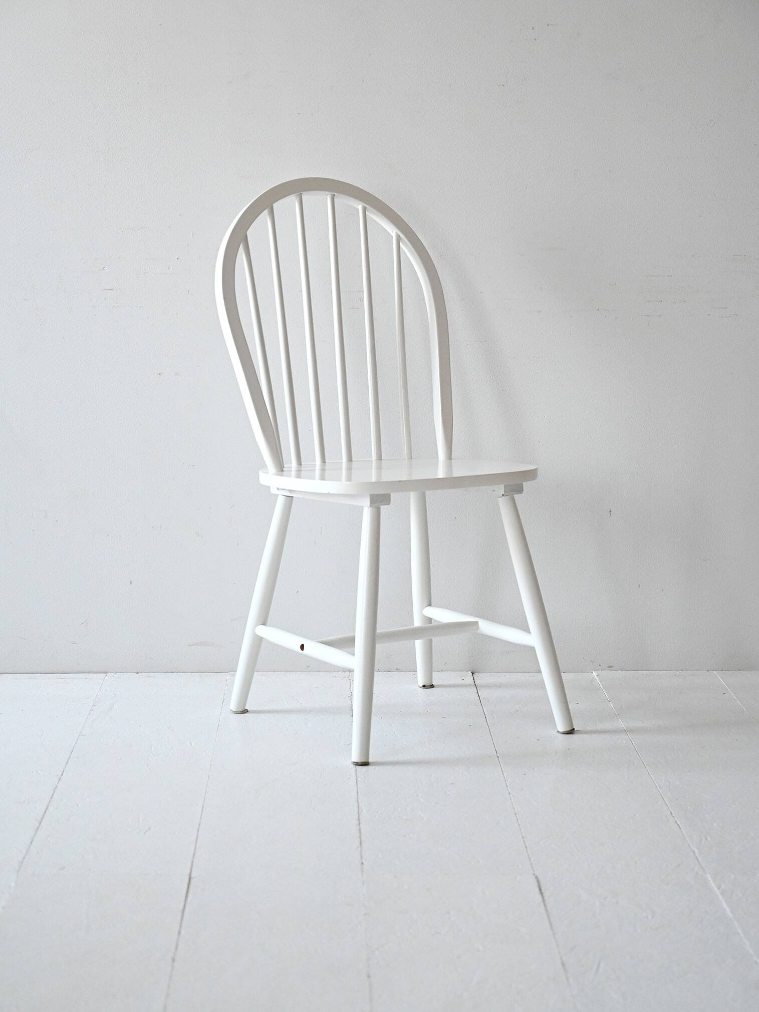 Set of 4 Contemporary White Scandinavian Chairs