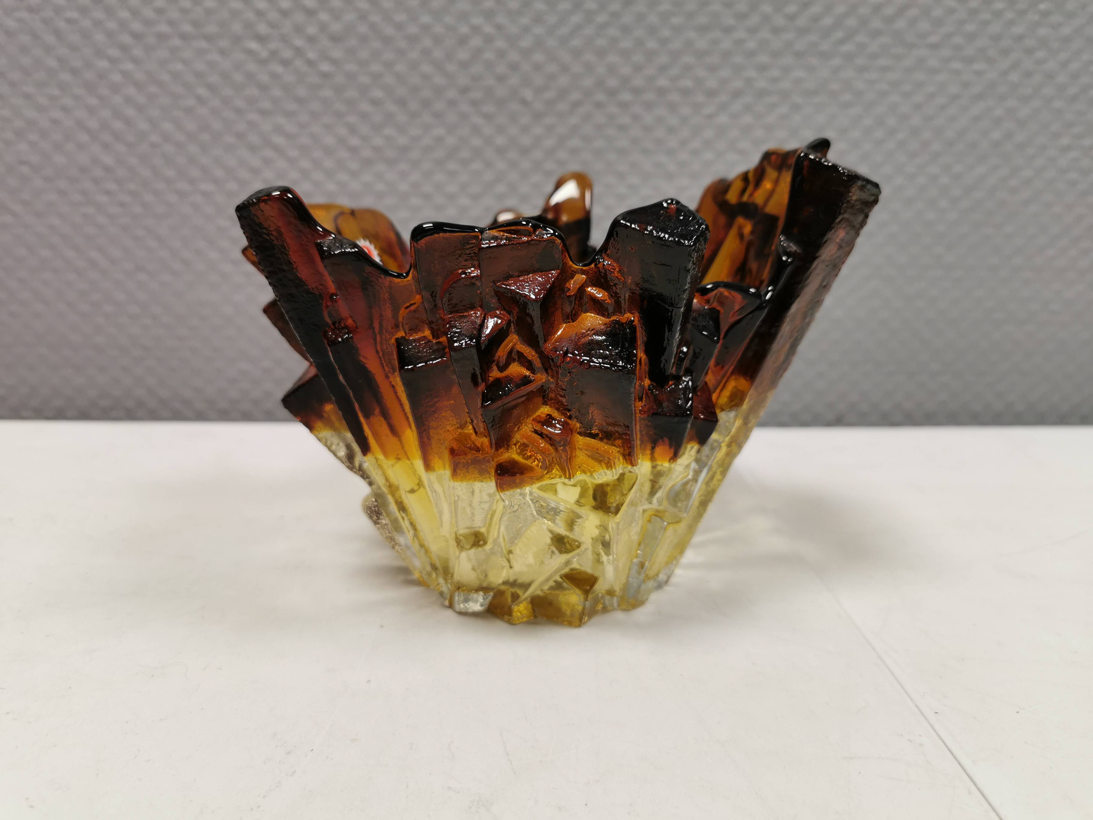 Glass bowl designed by Pertti Santalahti for Humppila Glas Finland 1960-170s.