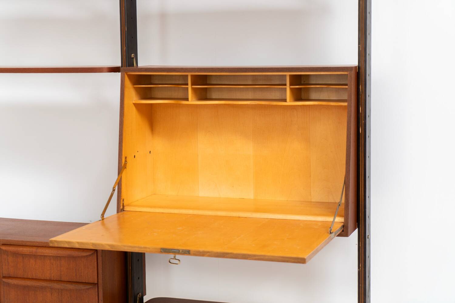 Elément mural modulable / séparateur de pièce en teck (Suède, années 1950).