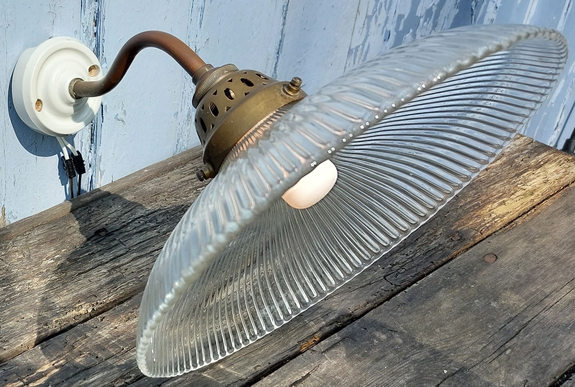 Holophanous wall lamp