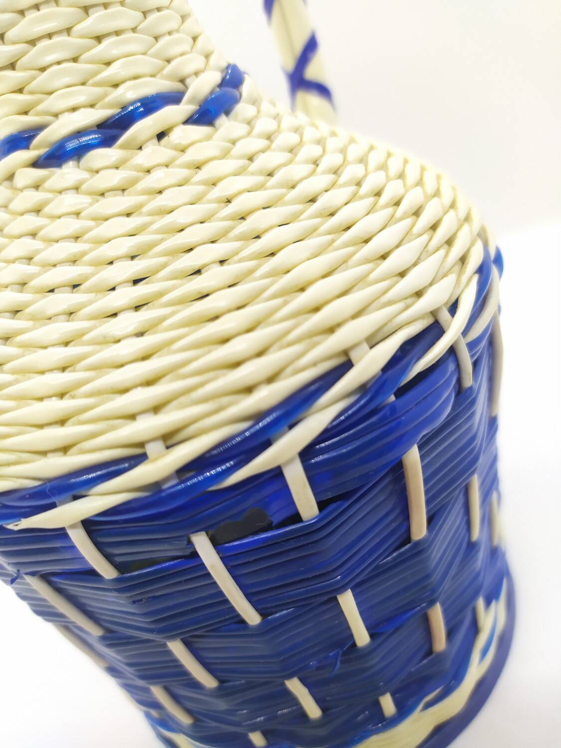 Glass bottle and scoubidou