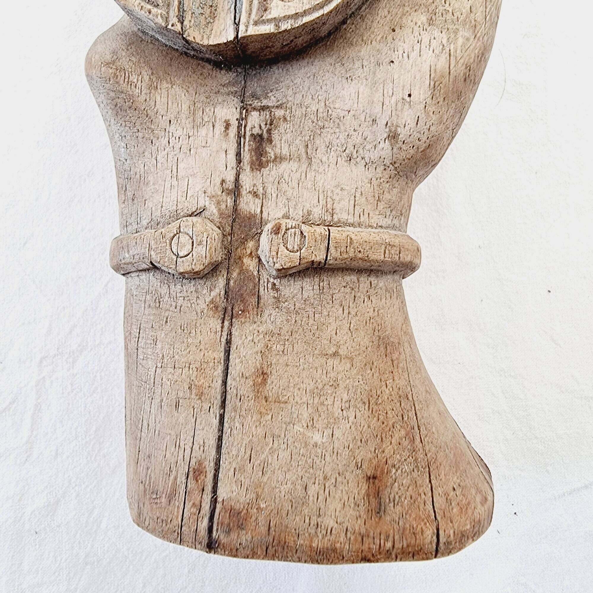 Étrange cendrier sculpté dans le bois et figurant la main sculptée très réaliste d'un Dieu hindou