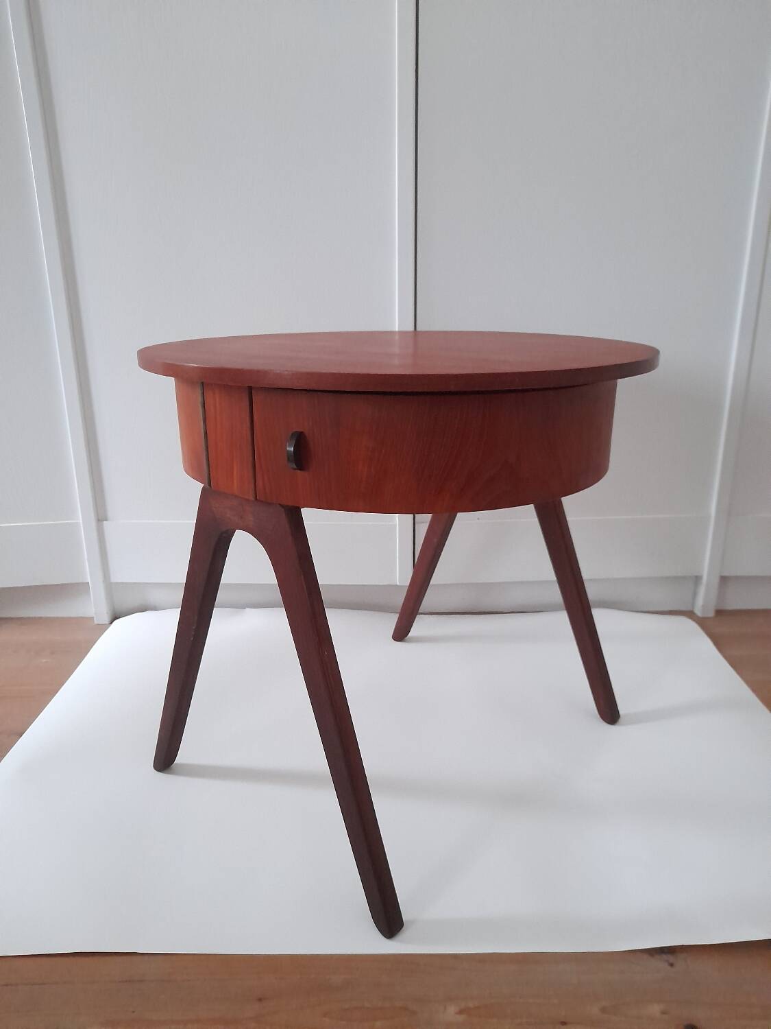 Pretty worker or Scandinavian teak side table