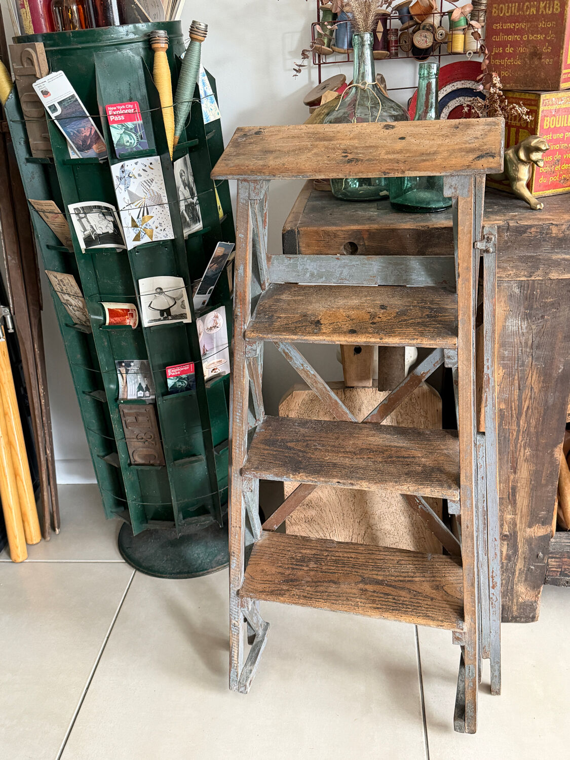 Ancien escabeau de peintre en bois patiné vintage