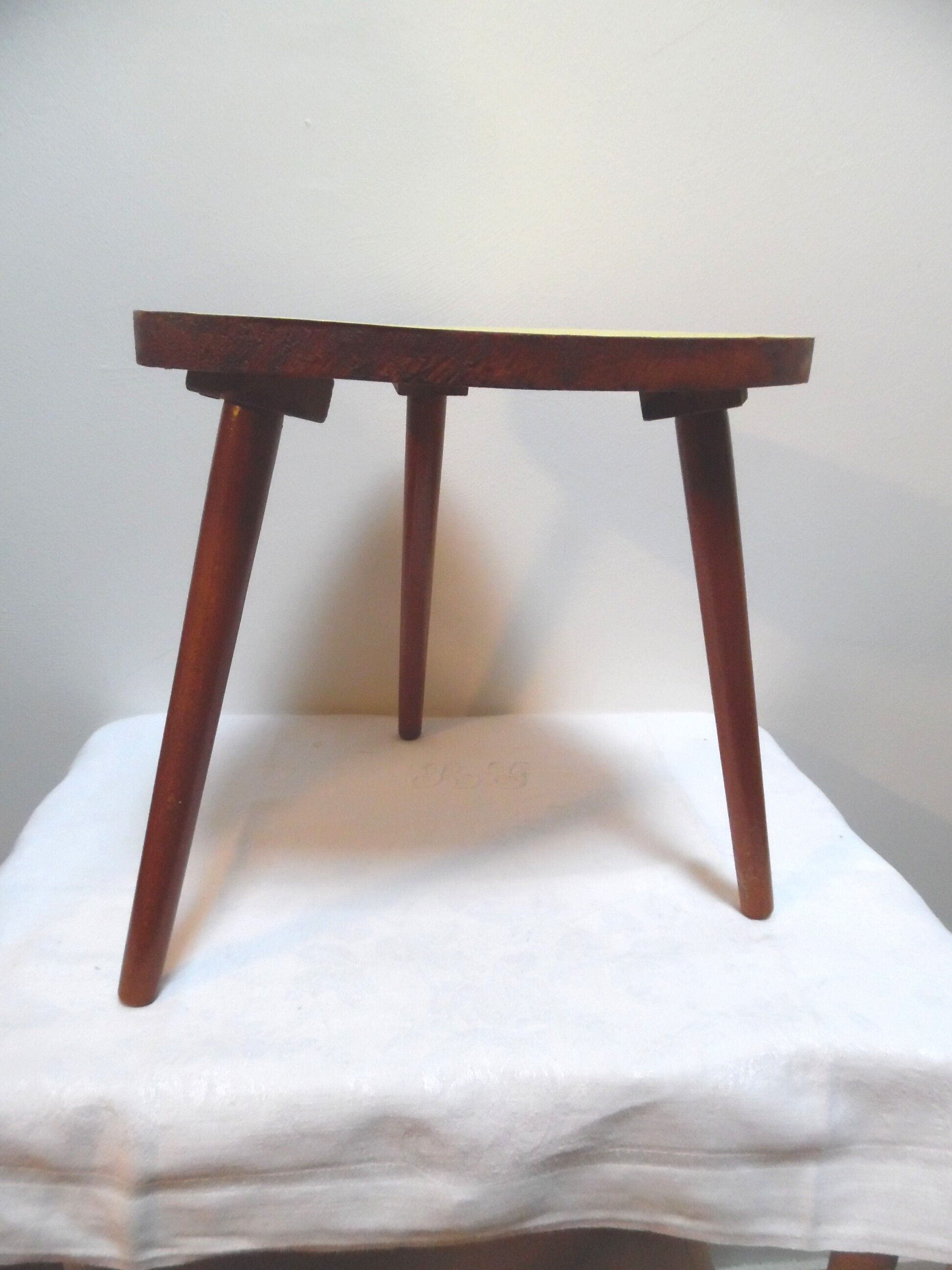 Door plant with tripod foot