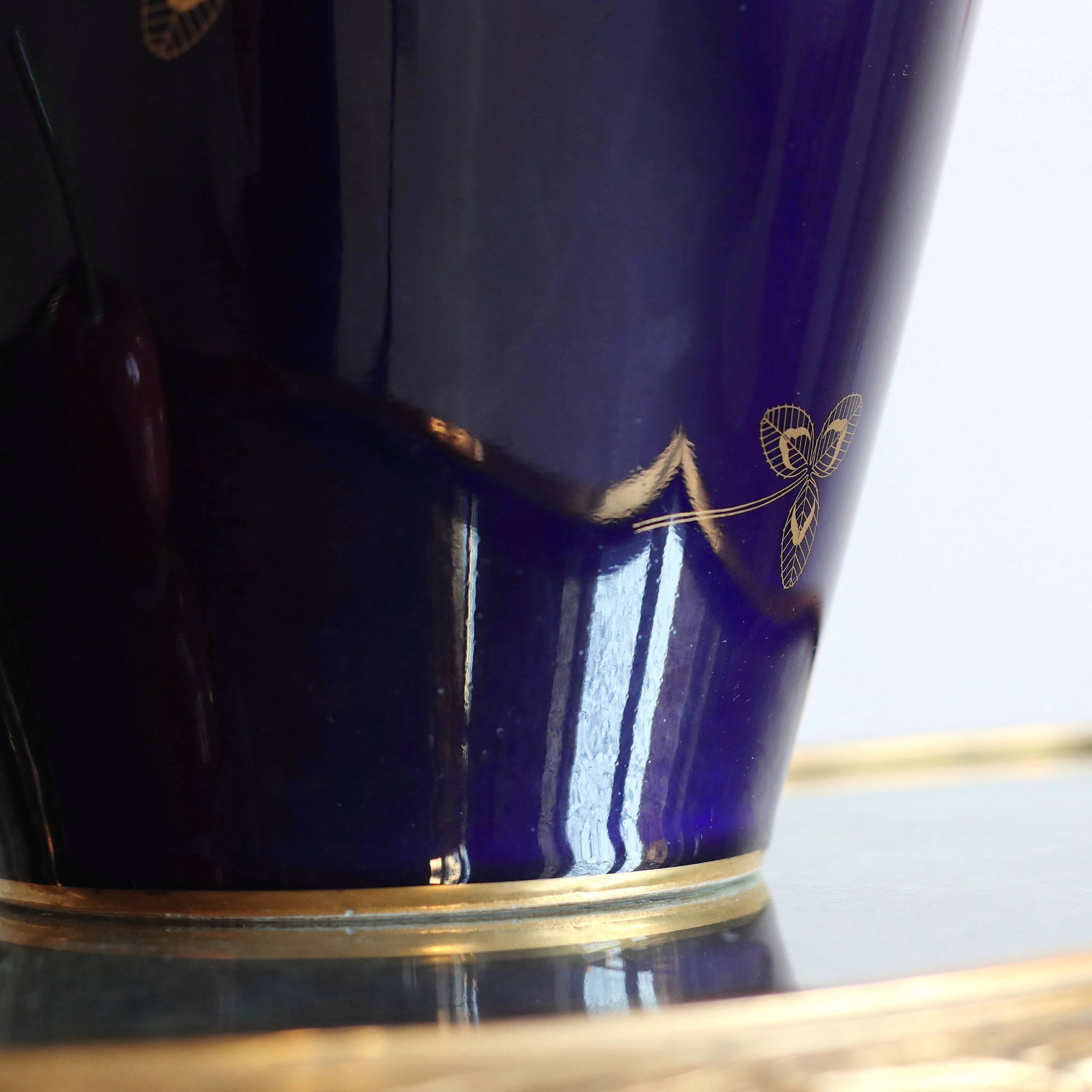 Vase in blue porcelain of Sèvres early twentieth century, 48 cm