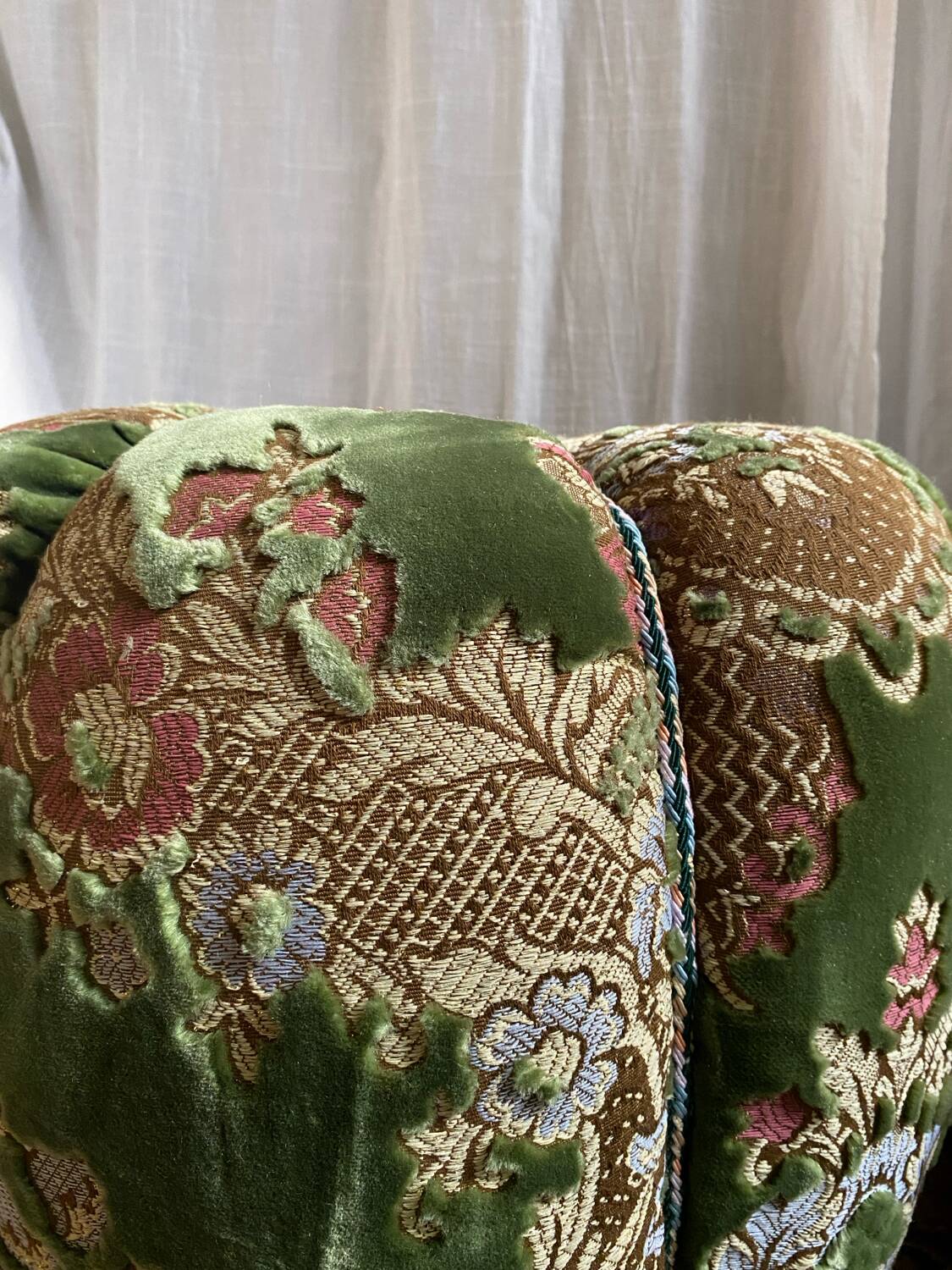 Duo de poufs en velours fleuri