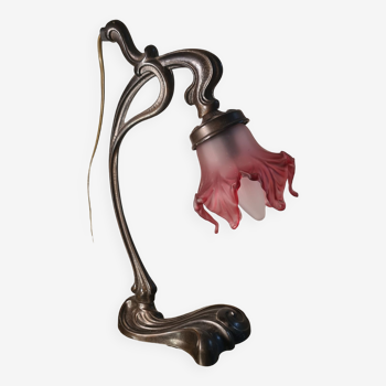 Grande lampe  bronze et laiton  art nouveau et belle tulipe opaque rouge 40x25  beau model