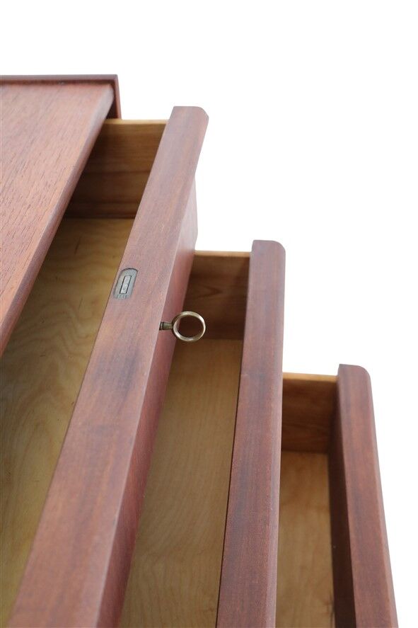 Mid-century teak chest of drawers / dresser / Danish modern design / 1960s