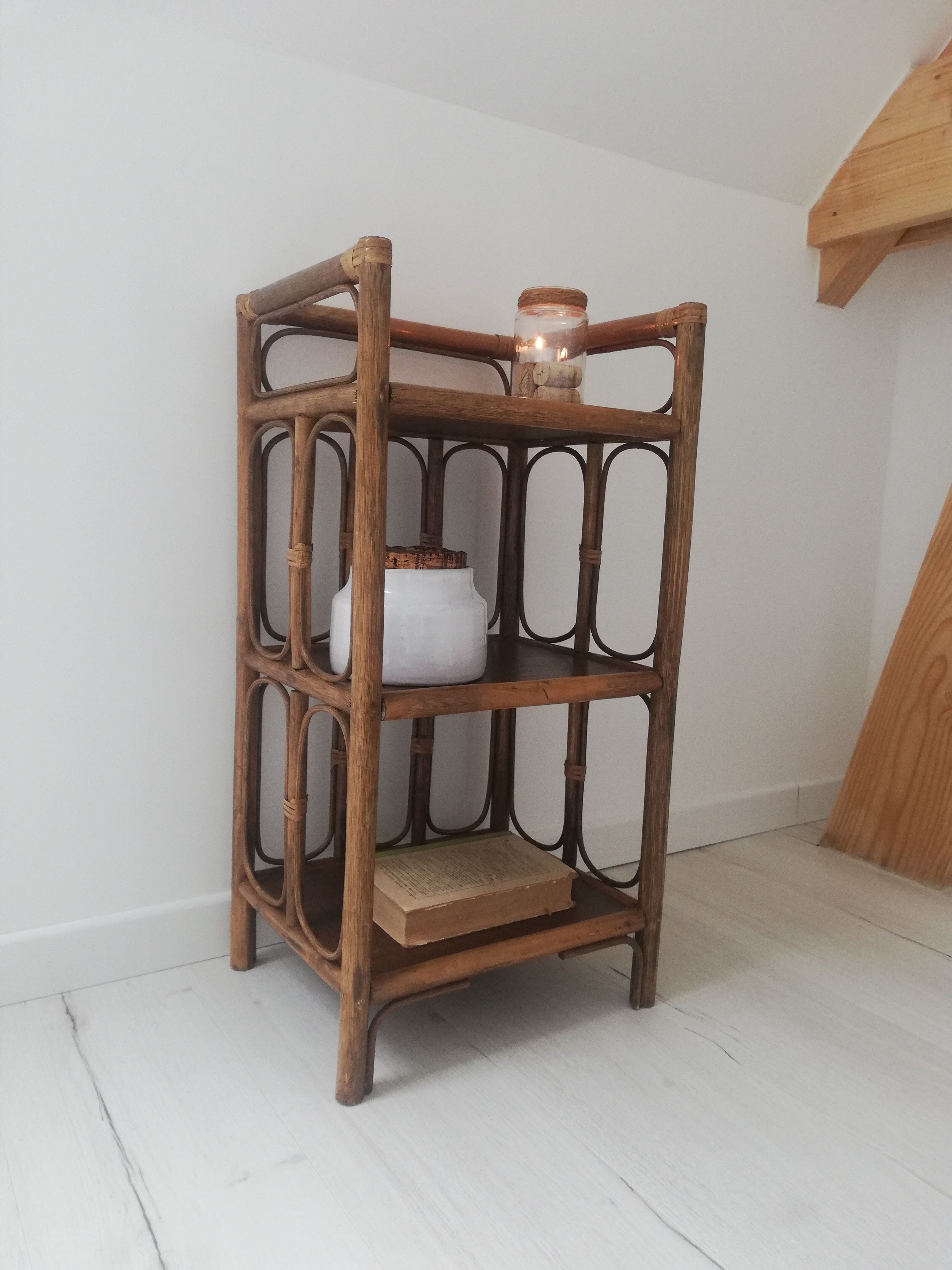 Etagère en rotin vintage