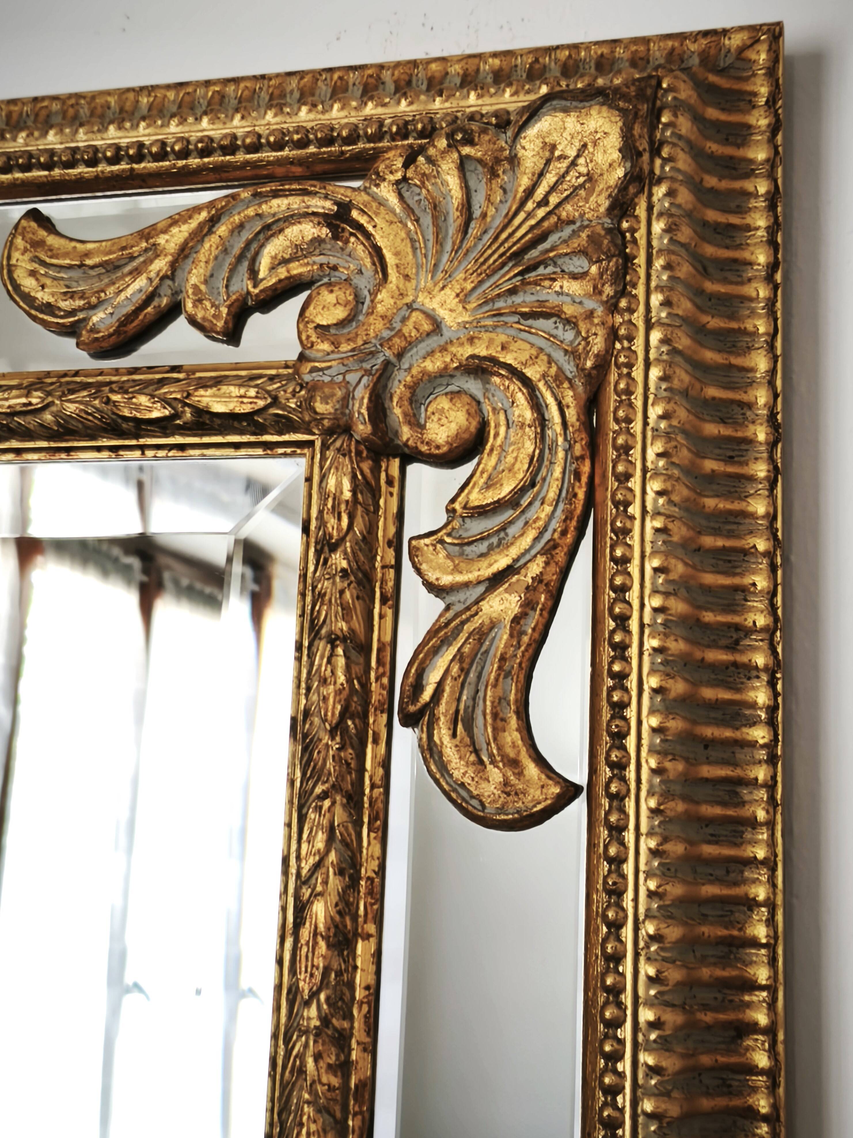 Grand miroir italien doré en bois à verre biseauté