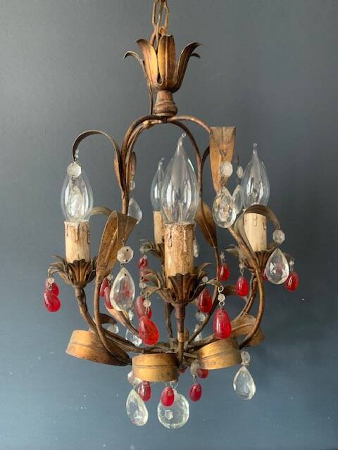 Antique chandelier in gilded sheet metal and red and white crystal pendants, 1900
